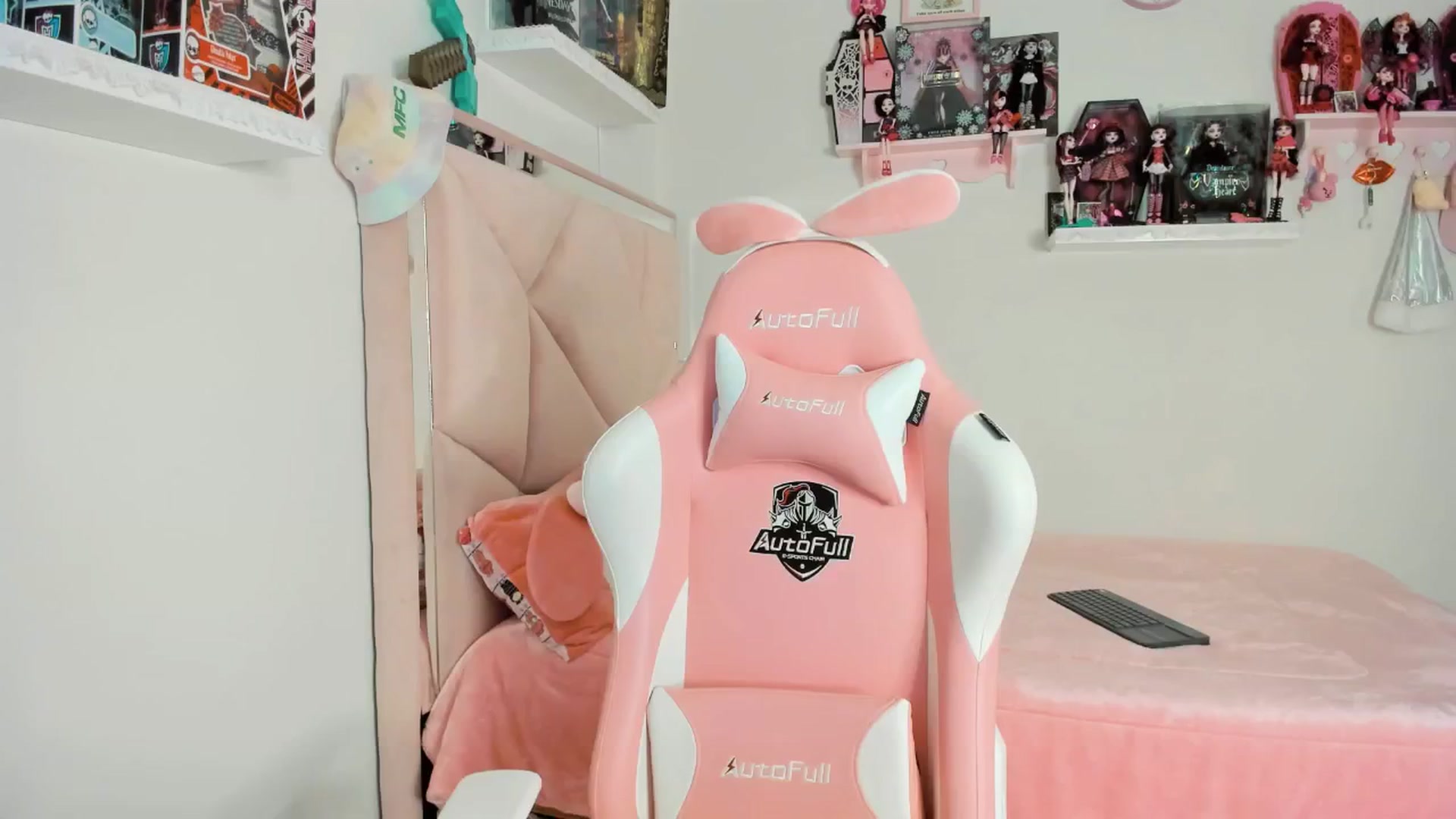 Gallery image thumbnail from Cherrycute666's myfreecams stream on, 12/24/2024, 04:12 image 11 of 20