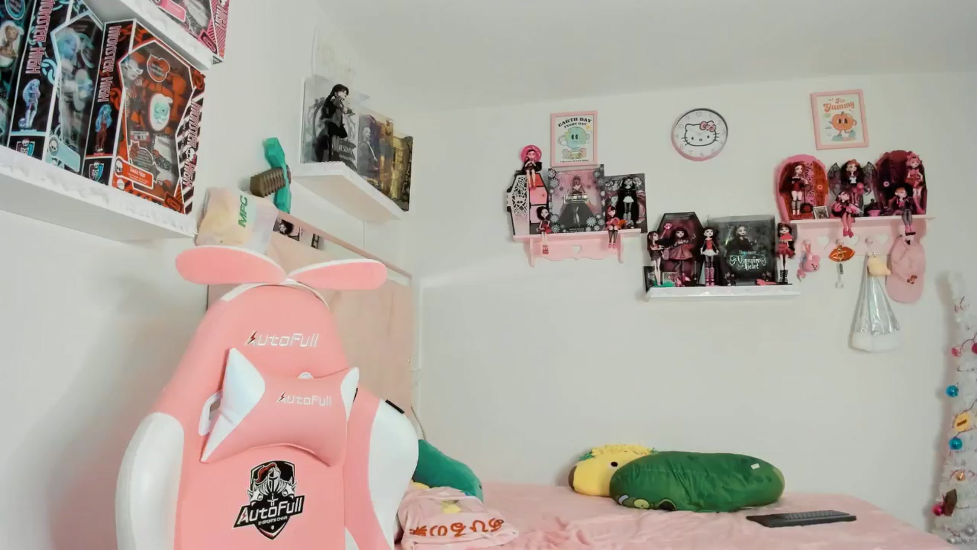 Gallery image thumbnail from Cherrycute666's myfreecams stream on, 12/24/2024, 10:40 image 14 of 20
