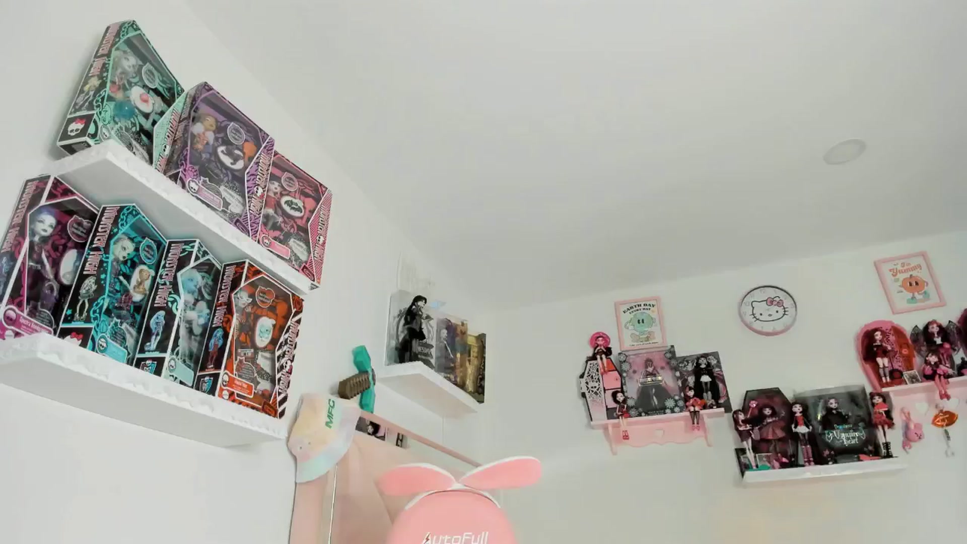 Gallery image thumbnail from Cherrycute666's myfreecams stream on, 12/24/2024, 10:40 image 2 of 20