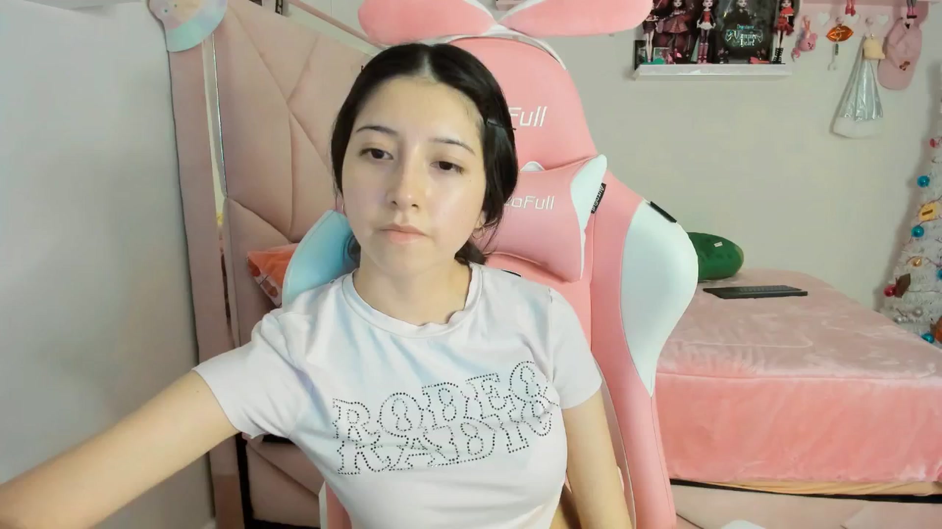 Gallery image thumbnail from Cherrycute666's myfreecams stream on, 12/24/2024, 10:40 image 10 of 20