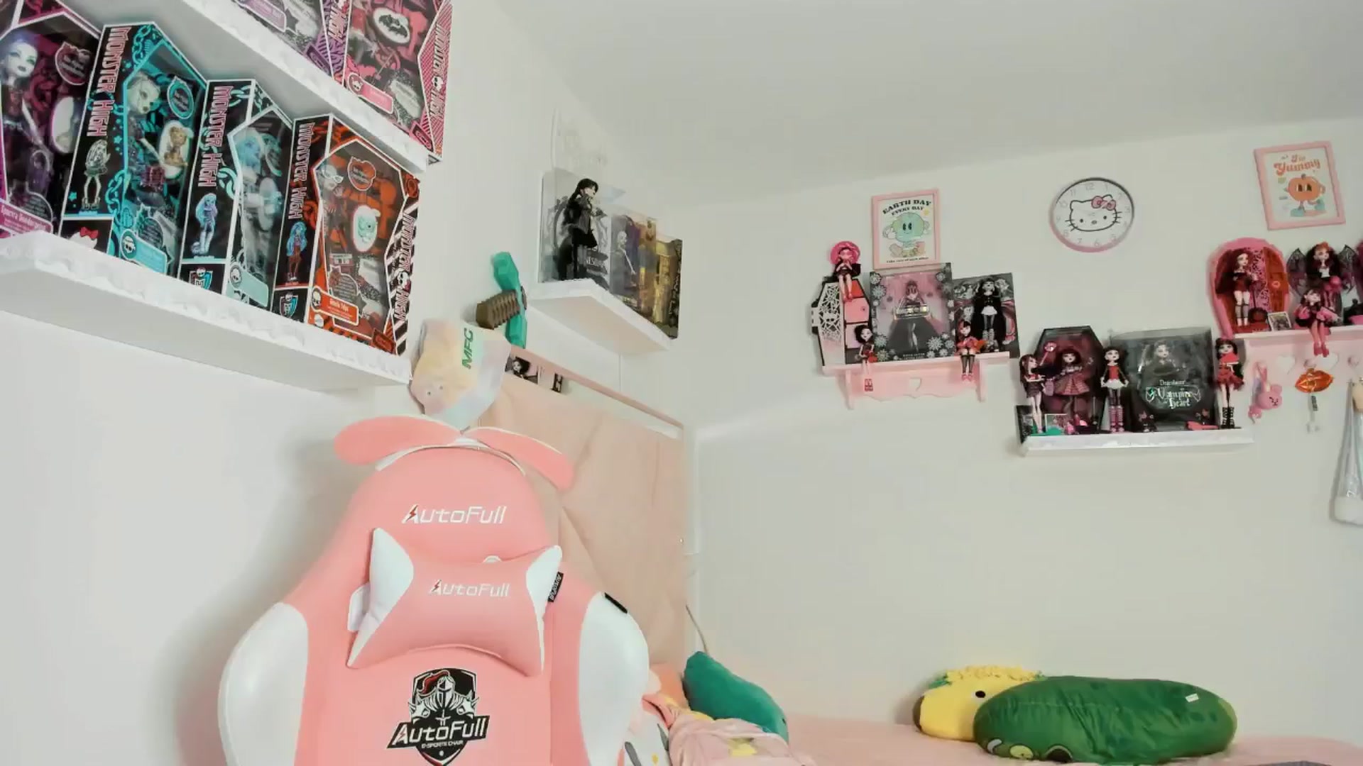 Gallery image thumbnail from Cherrycute666's myfreecams stream on, 12/24/2024, 10:40 image 20 of 20