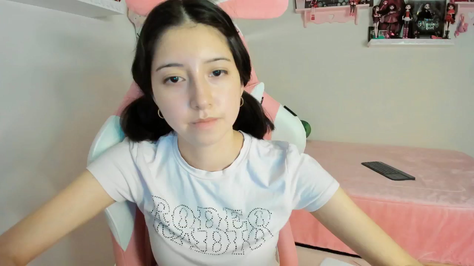 Gallery image thumbnail from Cherrycute666's myfreecams stream on, 12/24/2024, 10:40 image 1 of 20