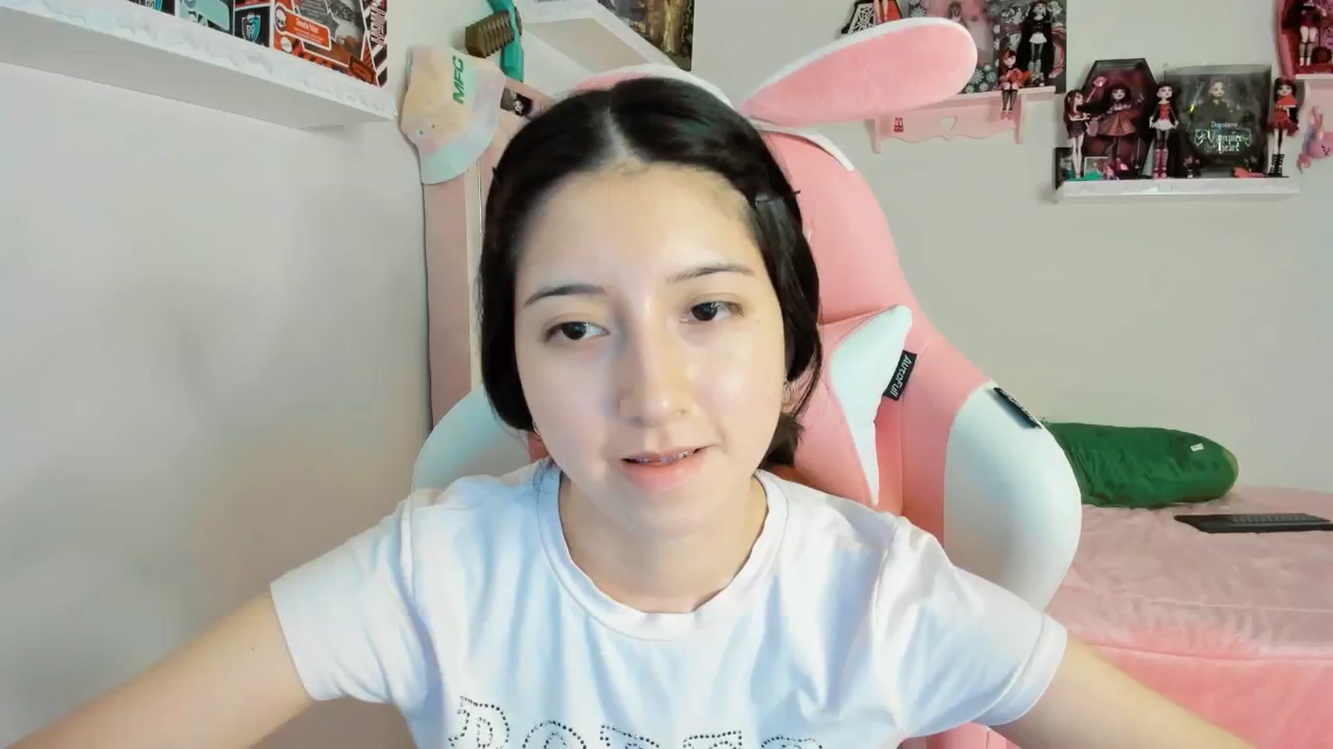 Gallery image thumbnail from Cherrycute666's myfreecams stream on, 12/24/2024, 10:40 image 16 of 20