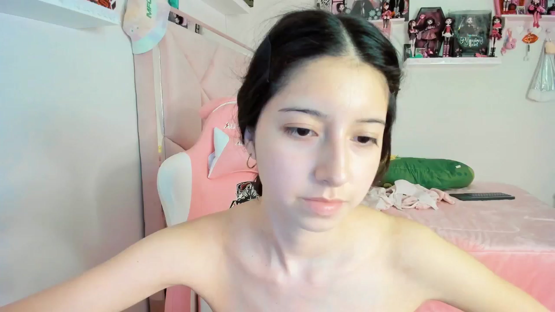 Gallery image thumbnail from Cherrycute666's myfreecams stream on, 12/24/2024, 10:40 image 18 of 20