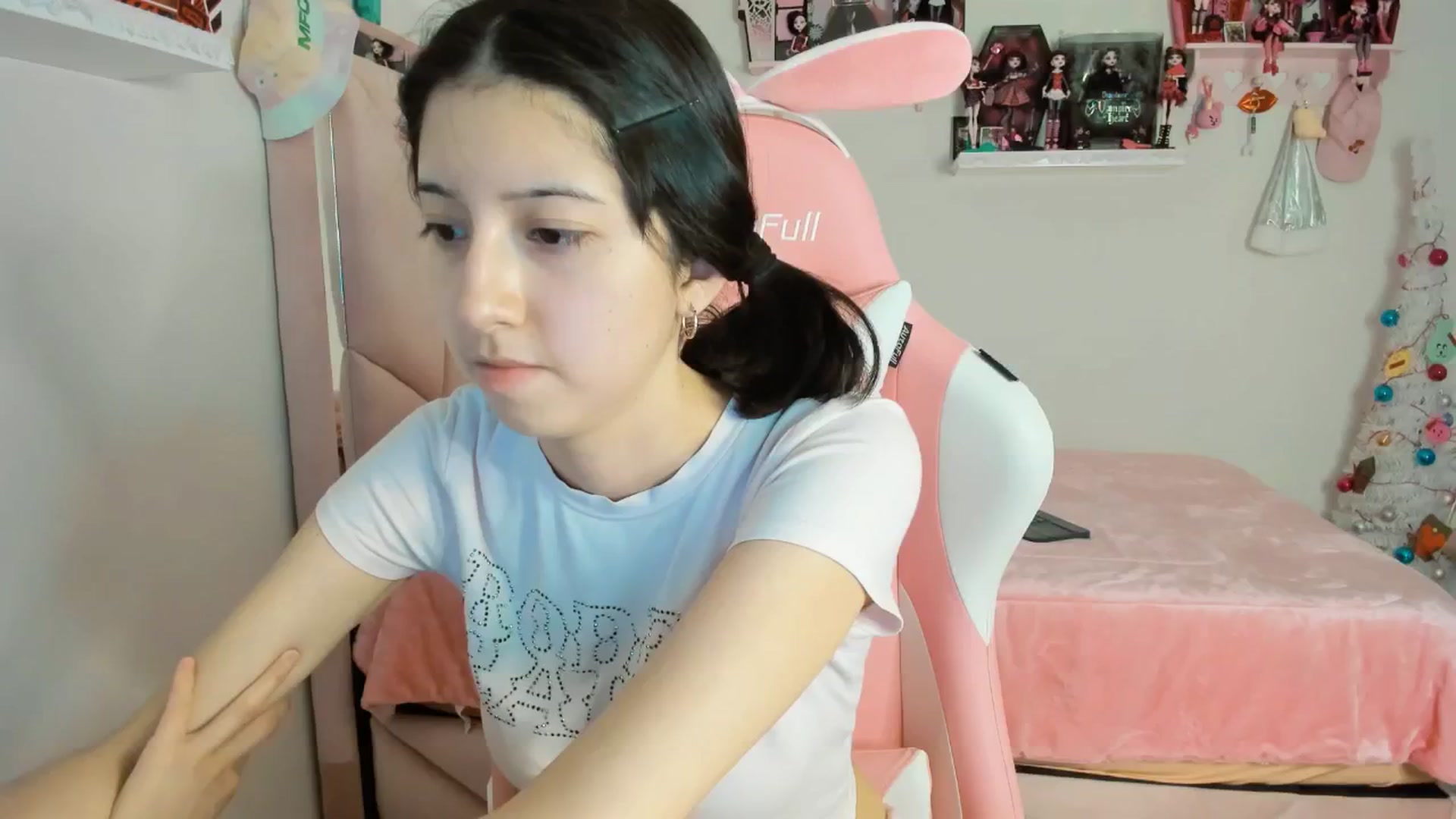 Gallery image thumbnail from Cherrycute666's myfreecams stream on, 12/24/2024, 10:40 image 4 of 20