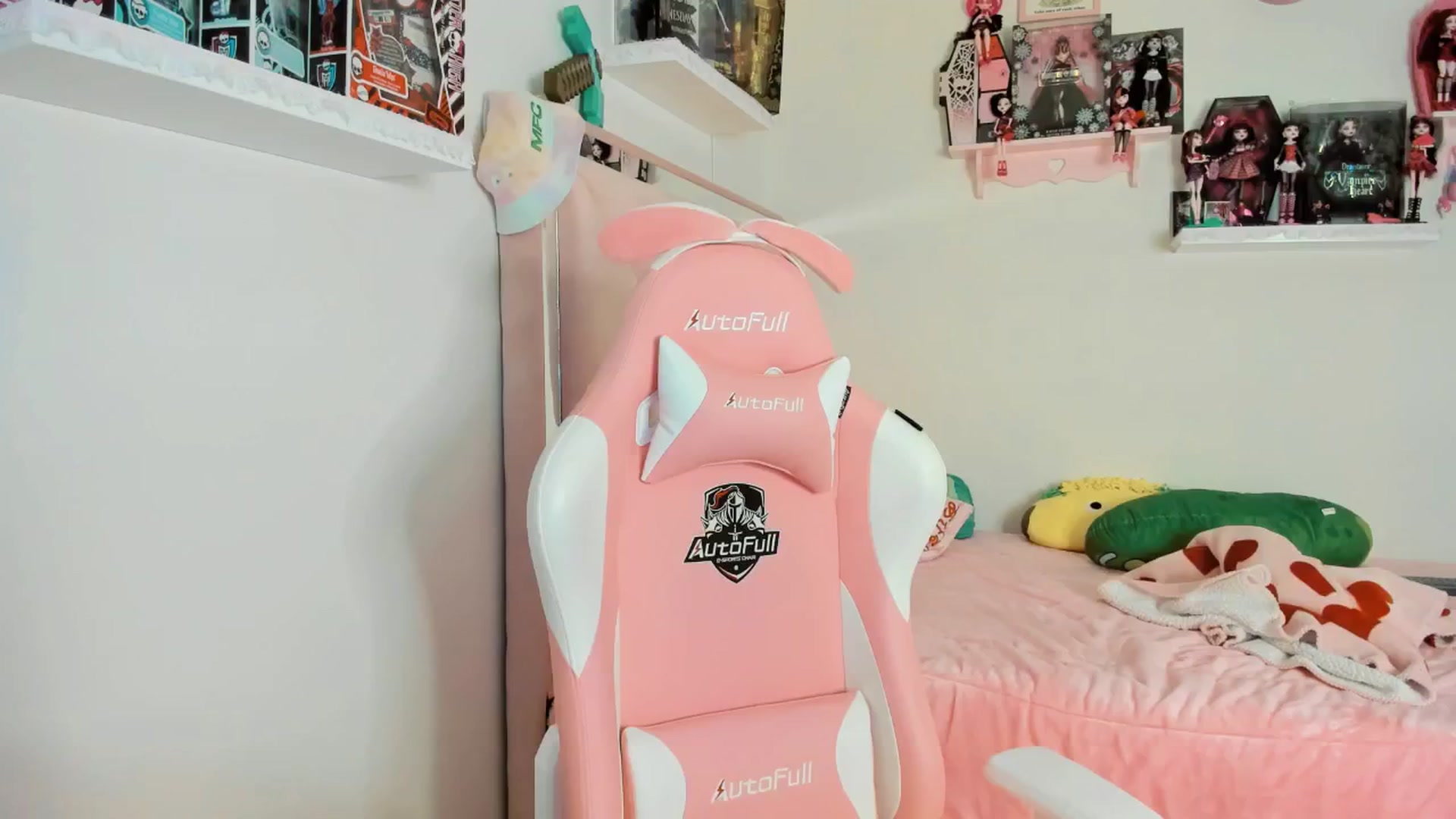 Gallery image thumbnail from Cherrycute666's myfreecams stream on, 12/26/2024, 05:28 image 1 of 20