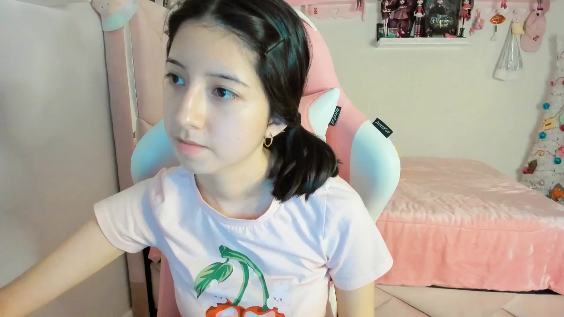 Gallery image thumbnail from Cherrycute666's myfreecams stream on, 12/27/2024, 01:28 image 2 of 20
