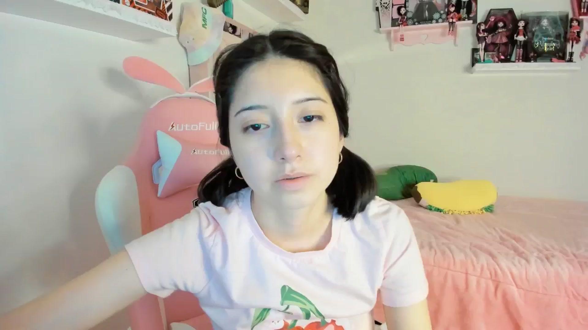 Gallery image thumbnail from Cherrycute666's myfreecams stream on, 12/27/2024, 02:57 image 12 of 20