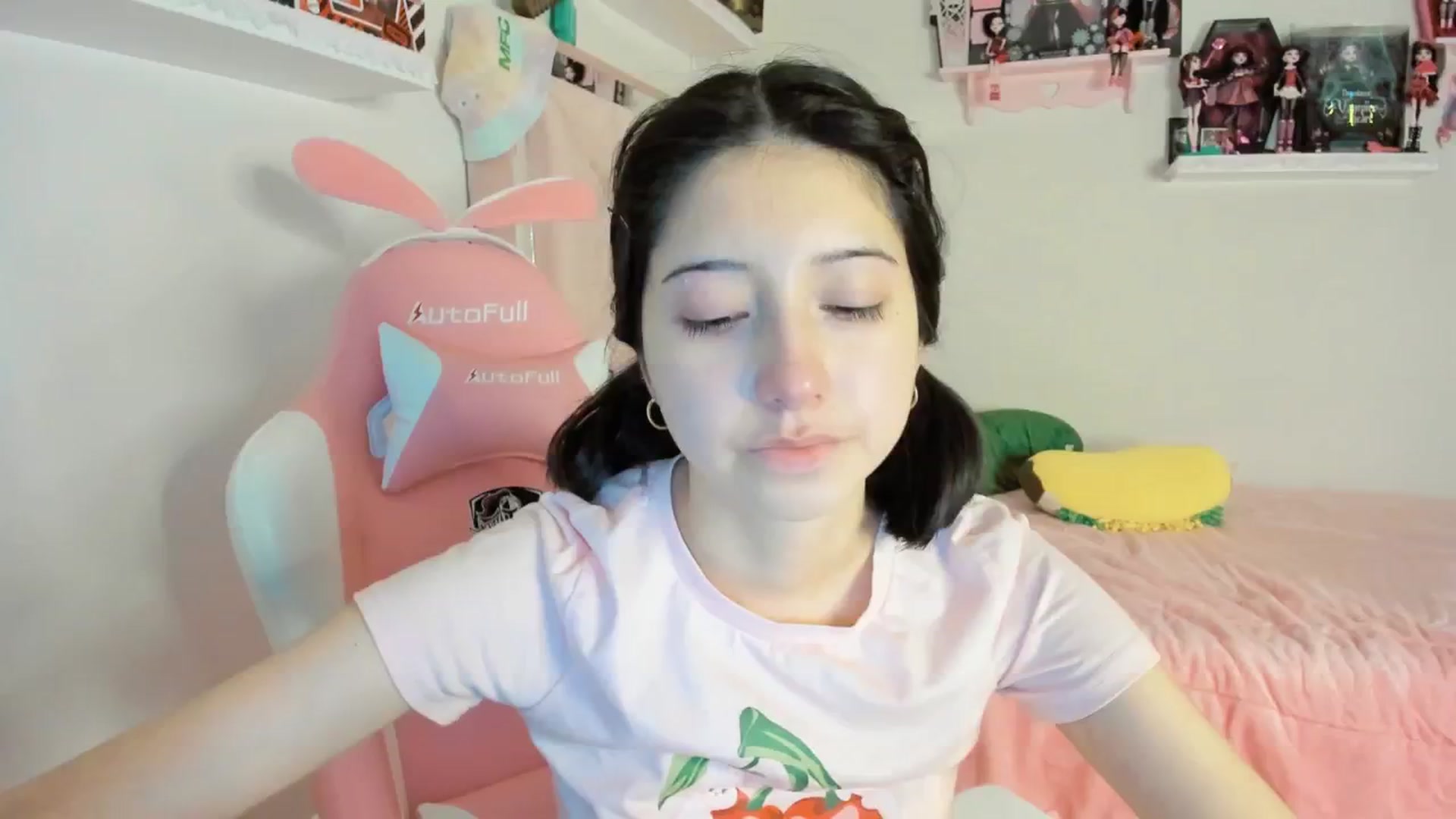 Gallery image thumbnail from Cherrycute666's myfreecams stream on, 12/27/2024, 02:57 image 11 of 20