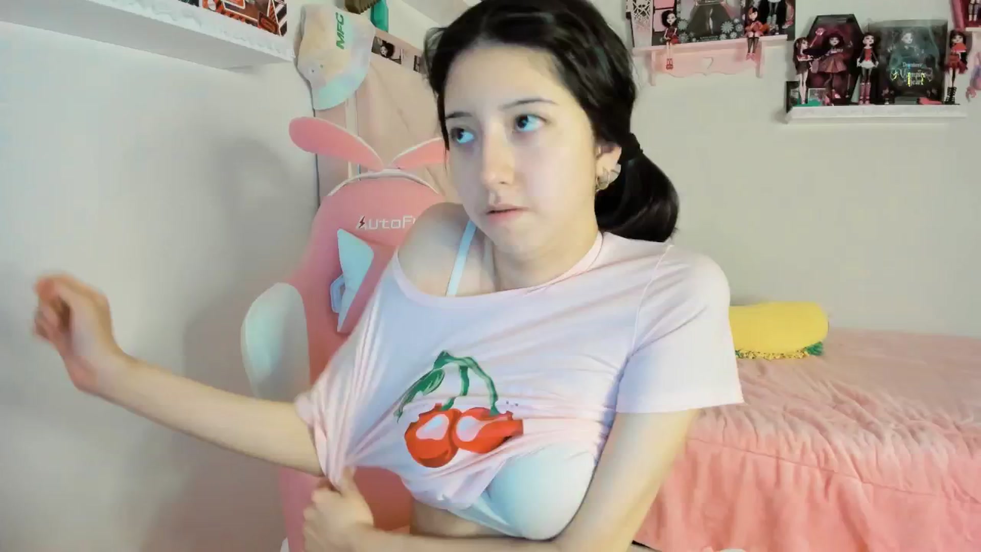 Gallery image thumbnail from Cherrycute666's myfreecams stream on, 12/27/2024, 02:57 image 16 of 20