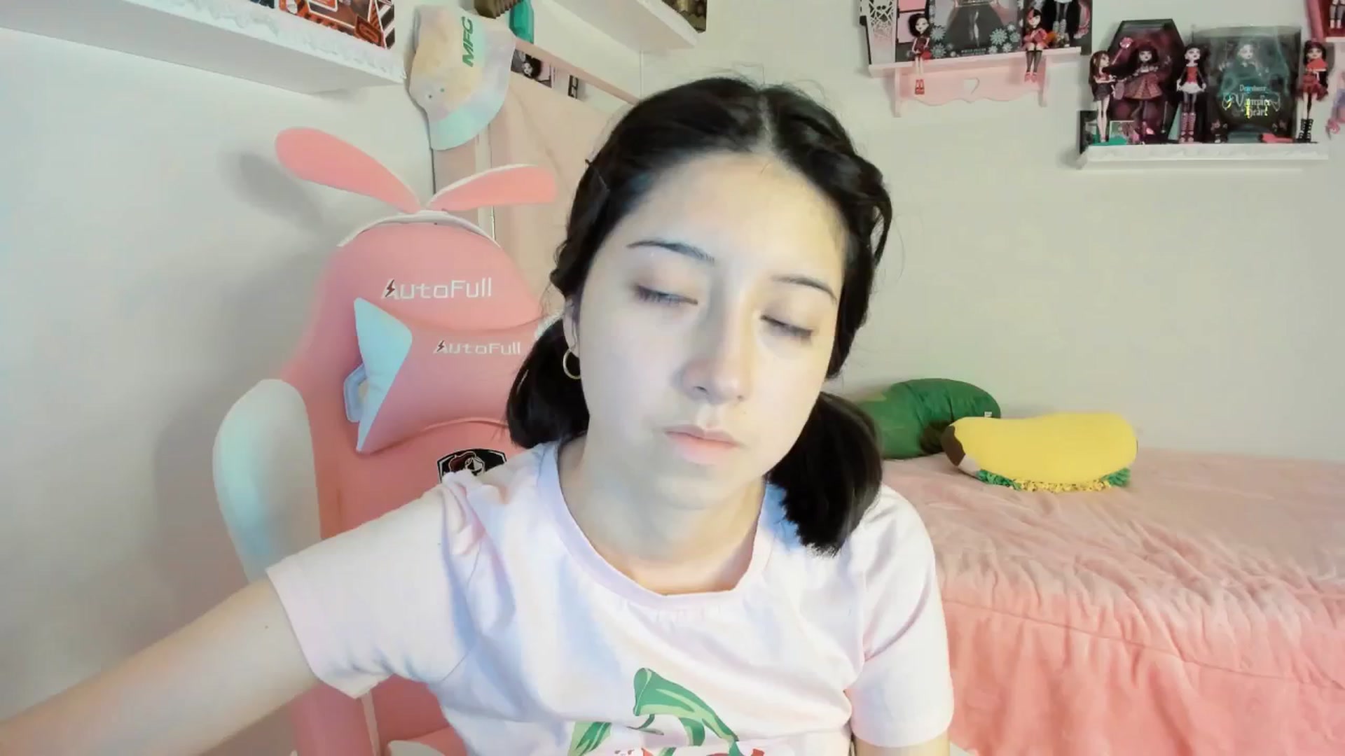 Gallery image thumbnail from Cherrycute666's myfreecams stream on, 12/27/2024, 02:57 image 13 of 20