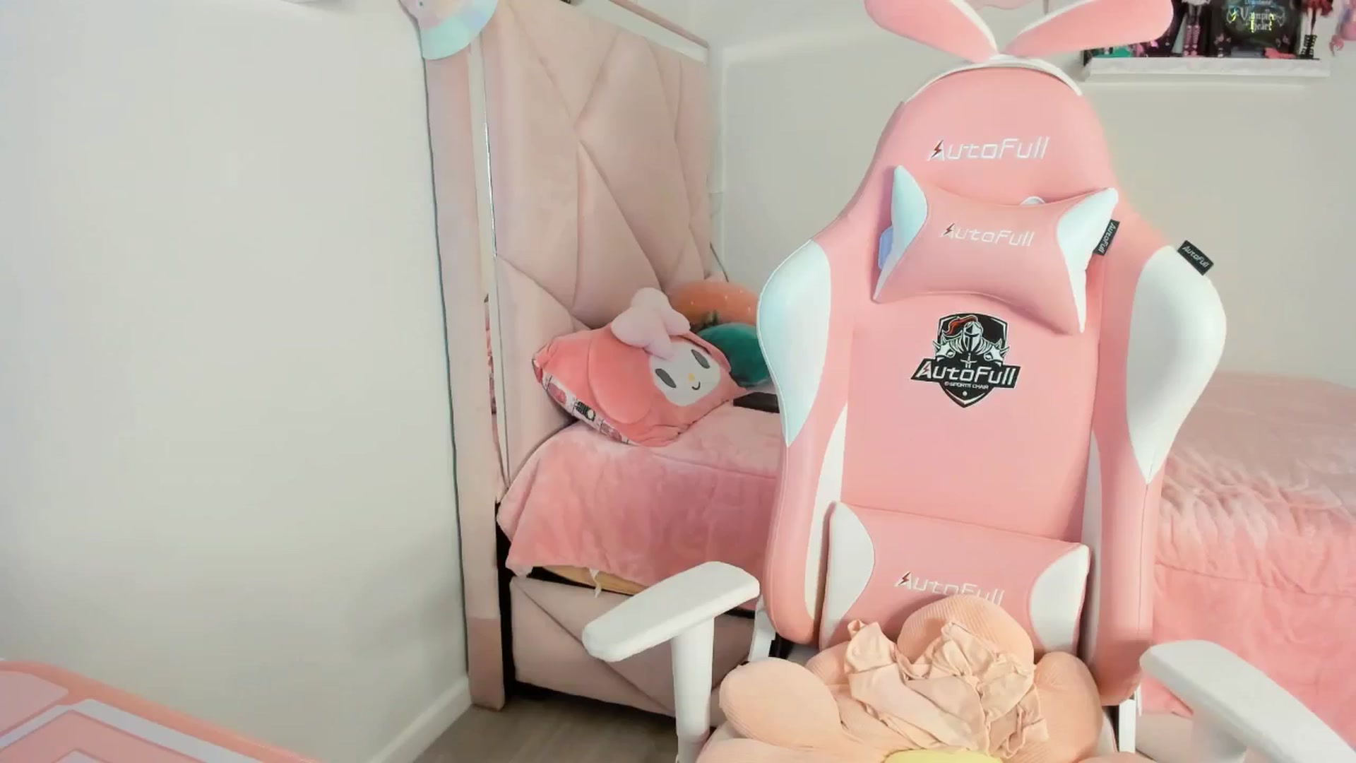 Gallery image thumbnail from Cherrycute666's myfreecams stream on, 12/27/2024, 07:45 image 9 of 20