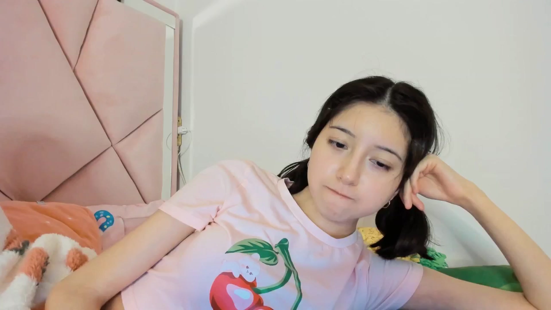 Gallery image thumbnail from Cherrycute666's myfreecams stream on, 12/27/2024, 07:45 image 17 of 20
