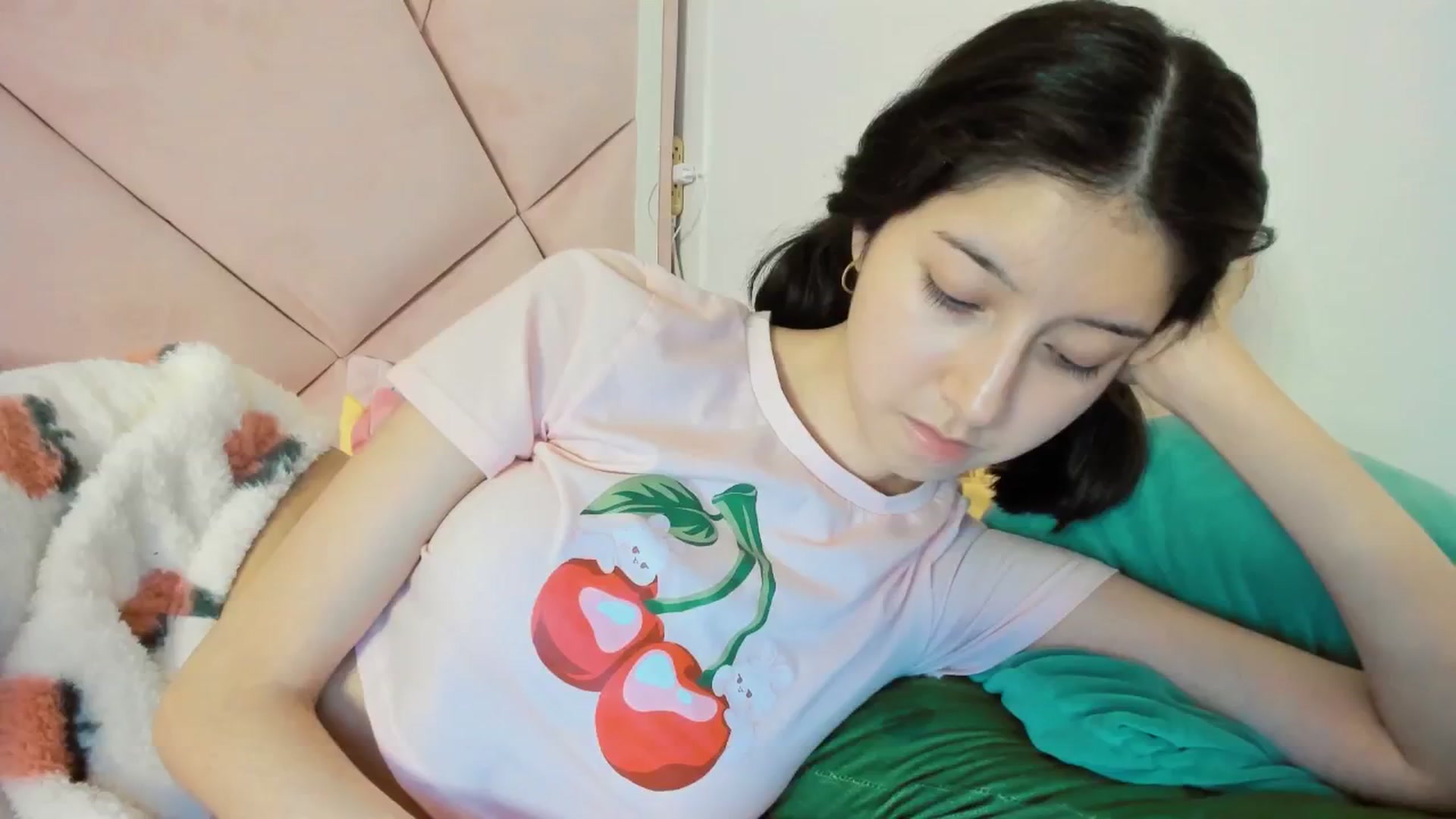 Gallery image thumbnail from Cherrycute666's myfreecams stream on, 12/27/2024, 08:36 image 12 of 20