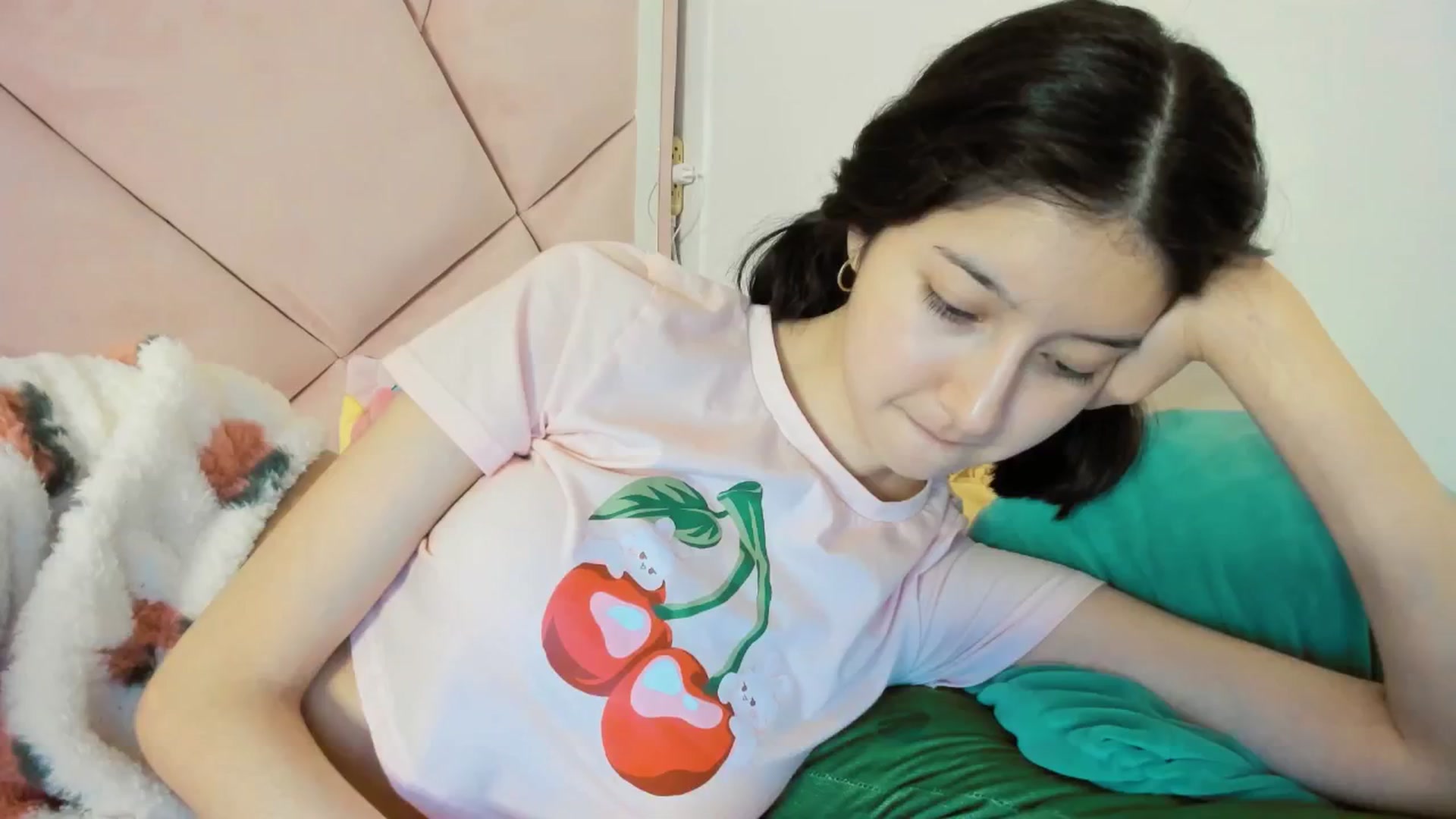 Gallery image thumbnail from Cherrycute666's myfreecams stream on, 12/27/2024, 08:36 image 17 of 20