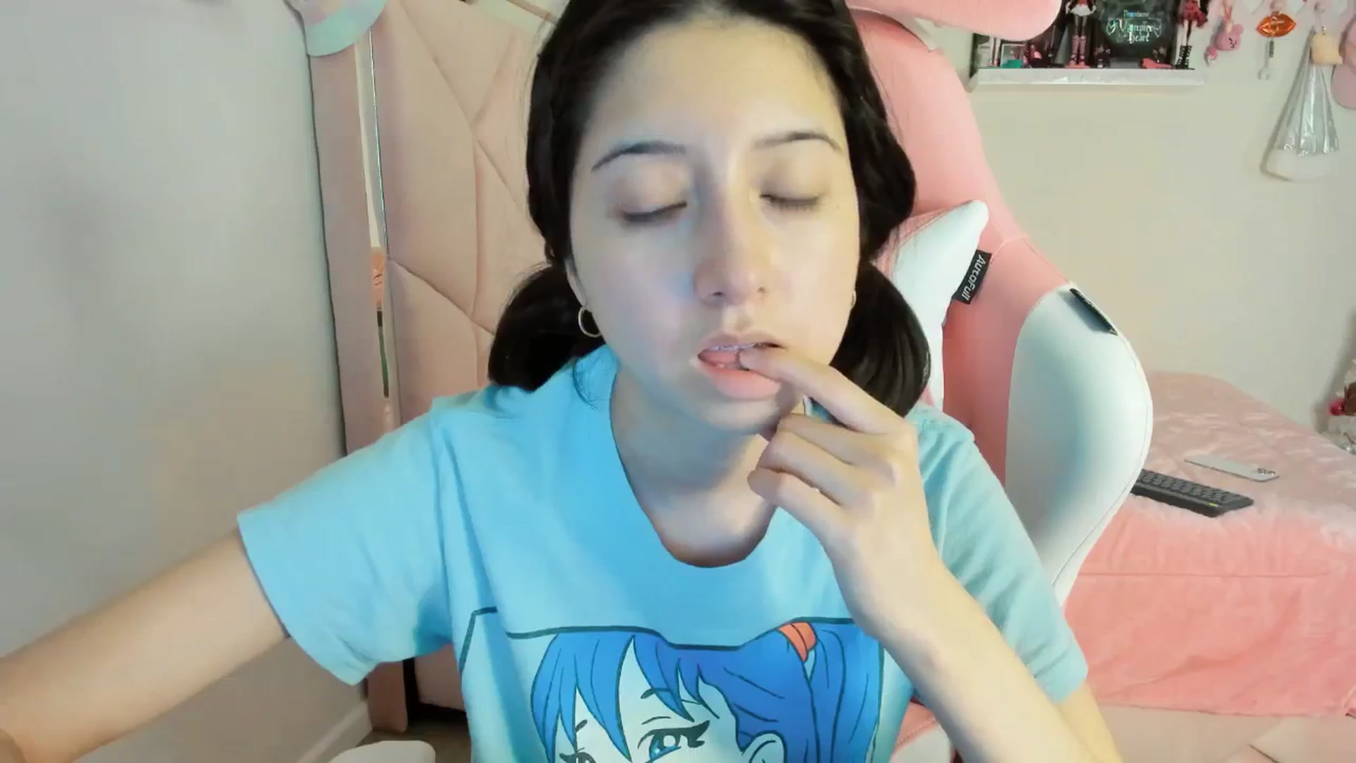 Gallery image thumbnail from Cherrycute666's myfreecams stream on, 12/28/2024, 09:55 image 16 of 20
