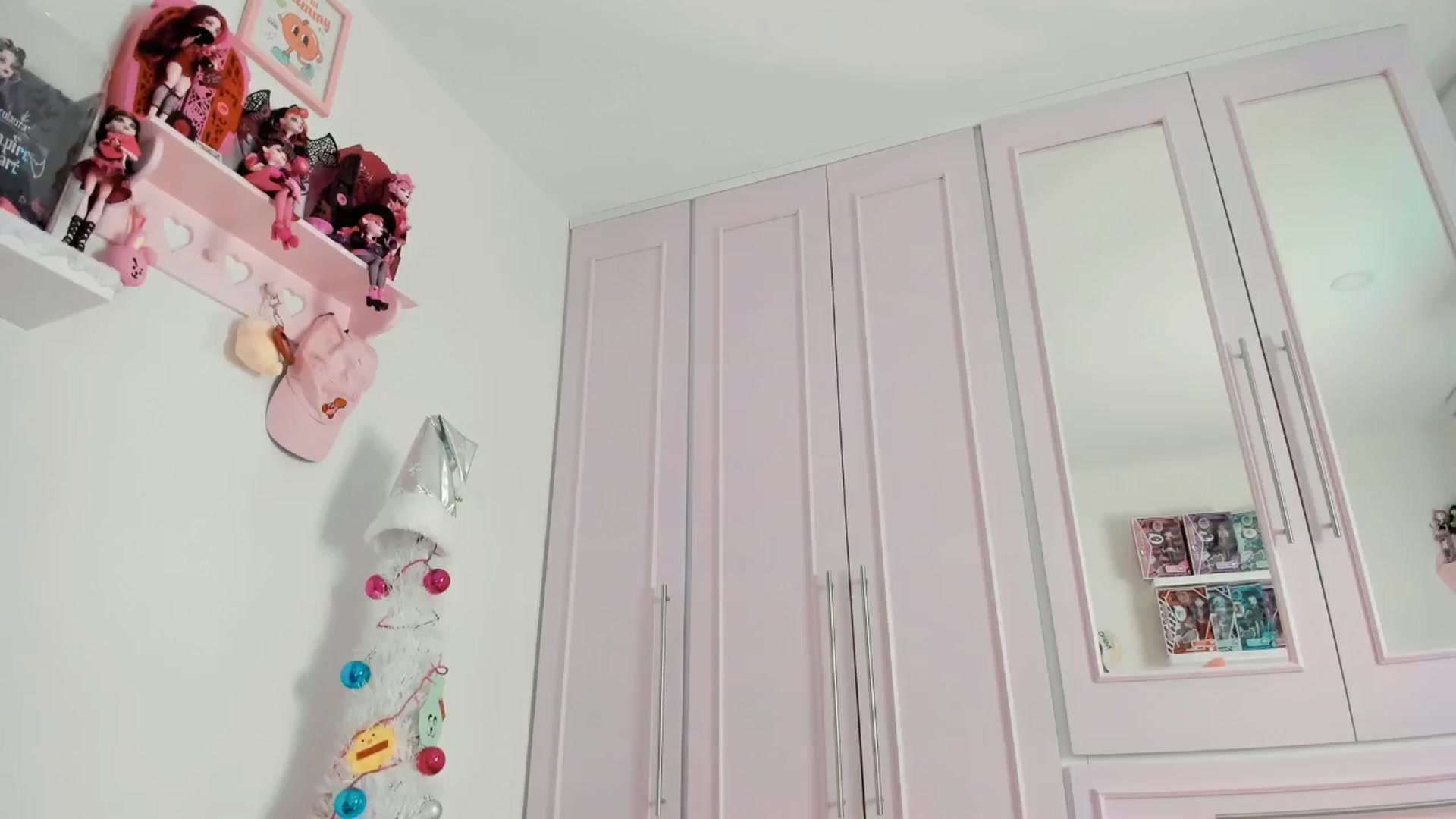 Gallery image thumbnail from Cherrycute666's myfreecams stream on, 12/28/2024, 15:00 image 5 of 20