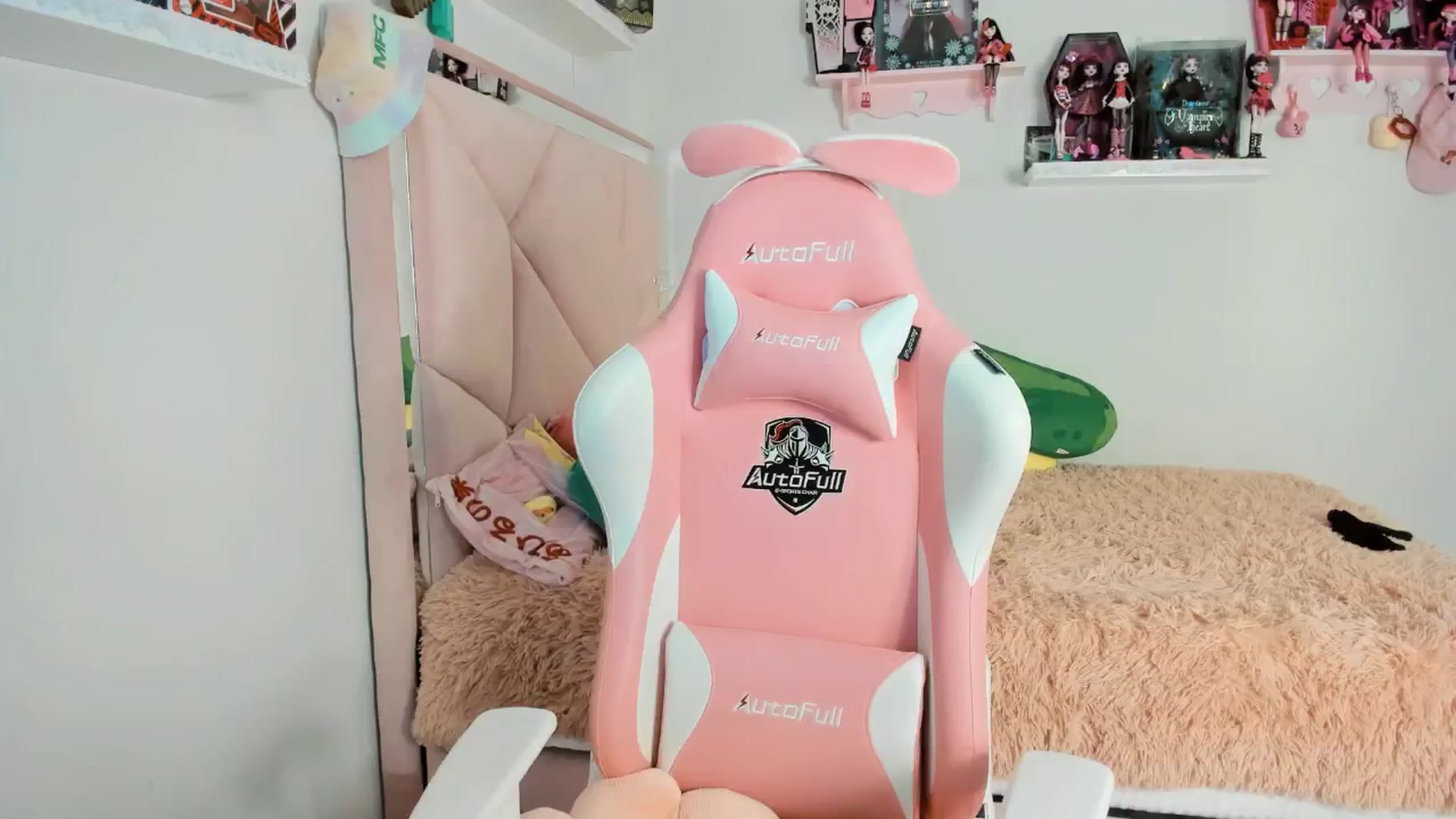 Gallery image thumbnail from Cherrycute666's myfreecams stream on, 01/10/2025, 24:02 image 13 of 20