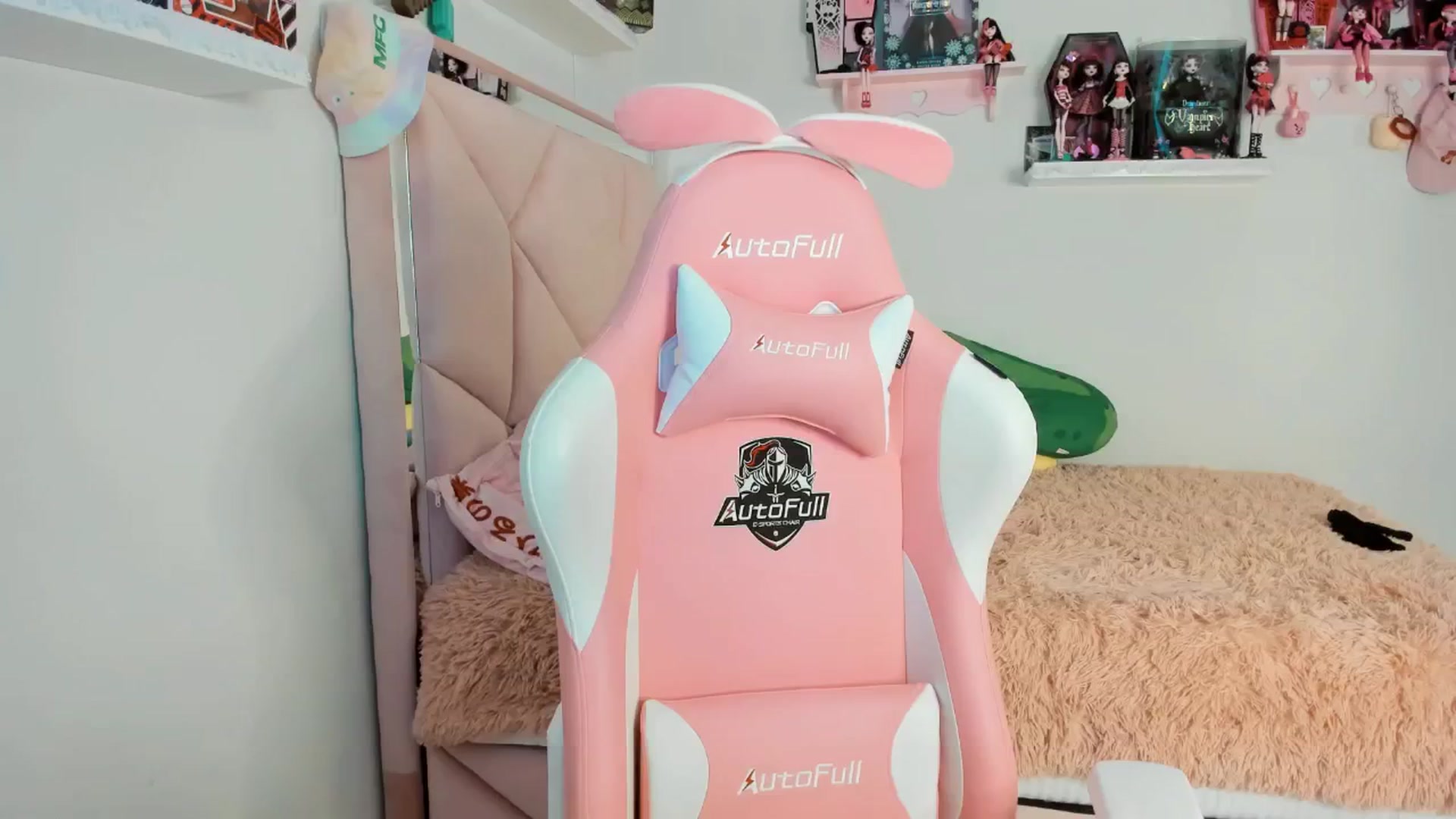 Gallery image thumbnail from Cherrycute666's myfreecams stream on, 01/10/2025, 24:02 image 10 of 20