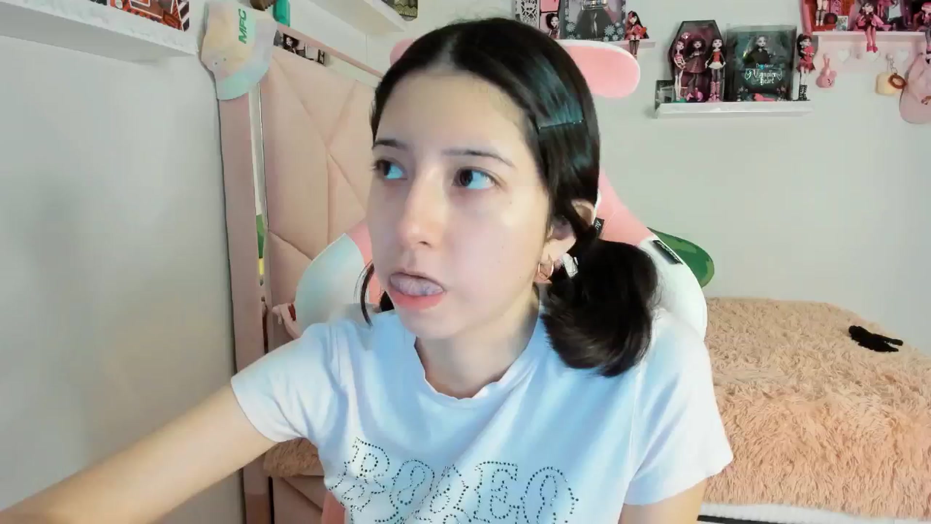 Gallery image thumbnail from Cherrycute666's myfreecams stream on, 01/10/2025, 24:02 image 14 of 20