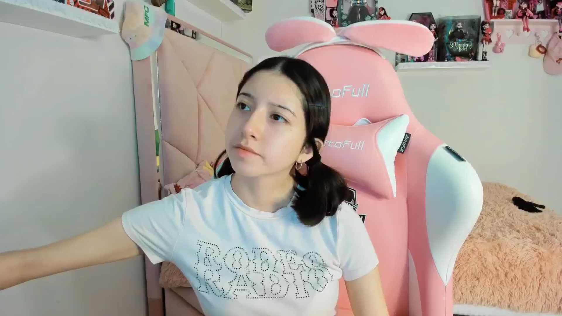 Gallery image thumbnail from Cherrycute666's myfreecams stream on, 01/10/2025, 24:02 image 11 of 20