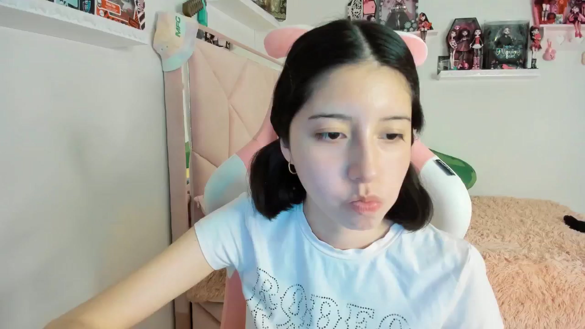Gallery image thumbnail from Cherrycute666's myfreecams stream on, 01/10/2025, 24:02 image 18 of 20