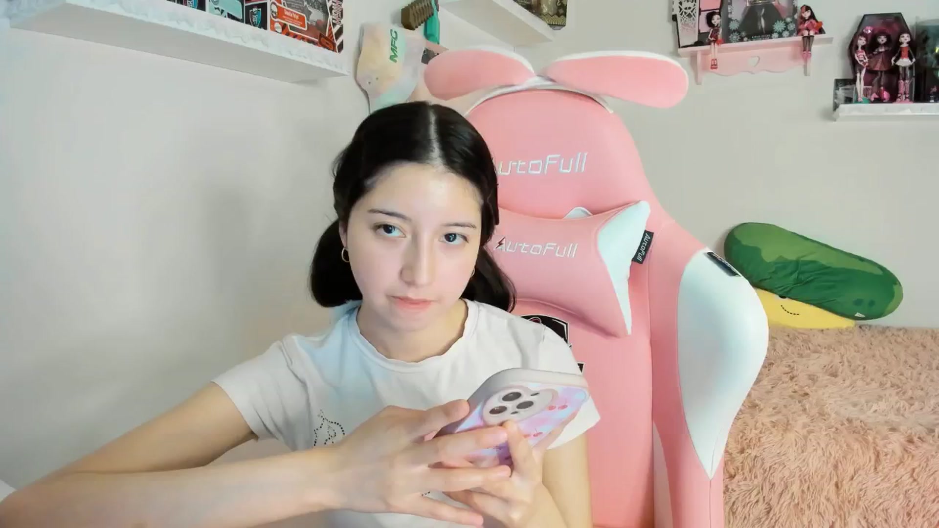 Gallery image thumbnail from Cherrycute666's myfreecams stream on, 01/10/2025, 03:31 image 3 of 20