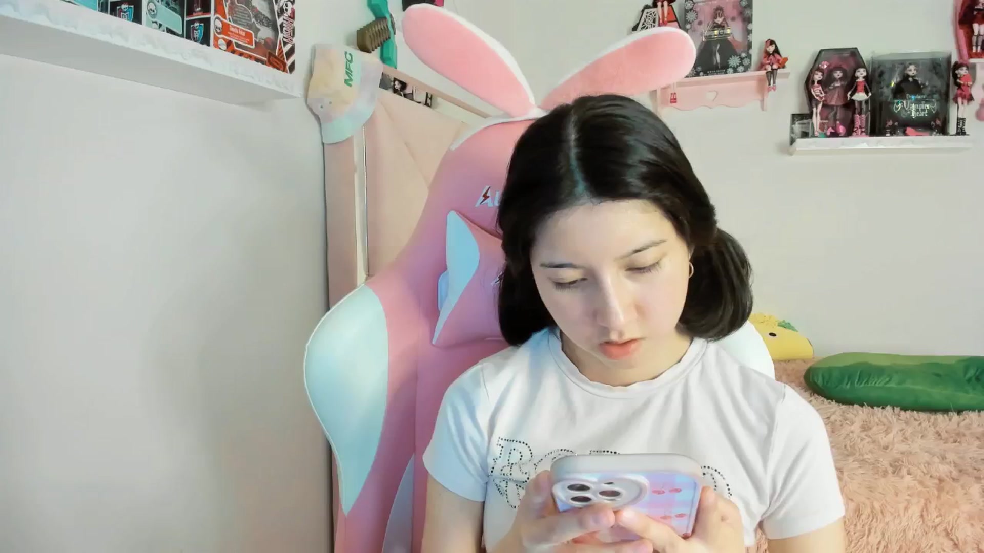 Gallery image thumbnail from Cherrycute666's myfreecams stream on, 01/10/2025, 06:45 image 13 of 20