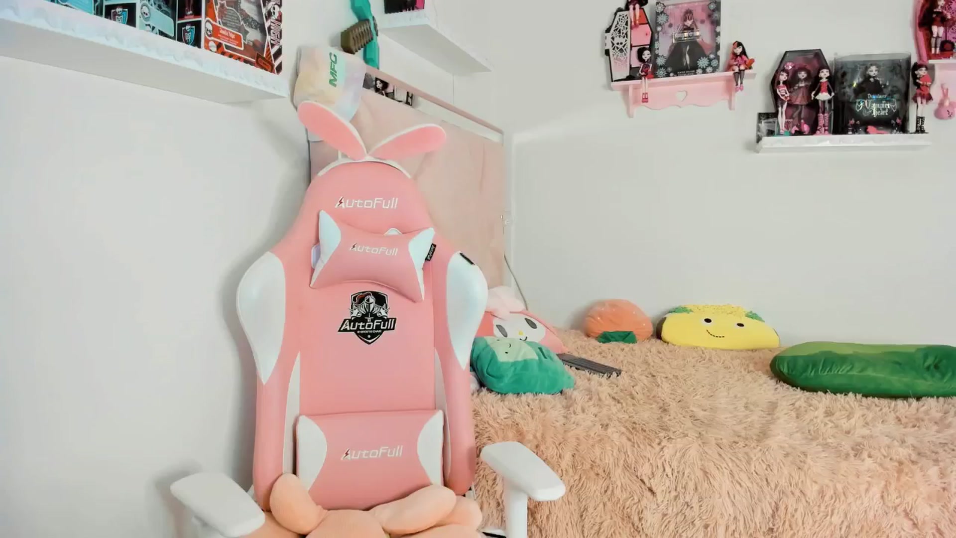 Gallery image thumbnail from Cherrycute666's myfreecams stream on, 01/10/2025, 06:45 image 9 of 20