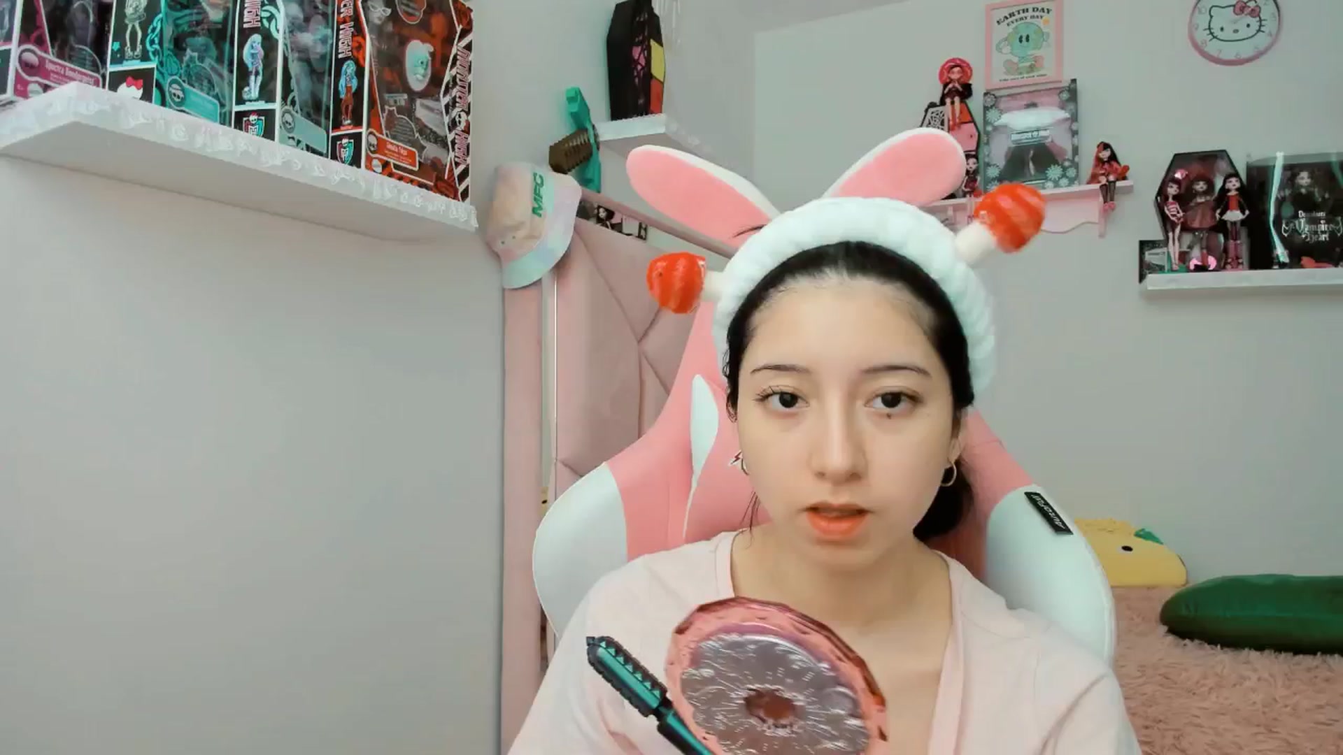 Gallery image thumbnail from Cherrycute666's myfreecams stream on, 01/10/2025, 19:20 image 8 of 20