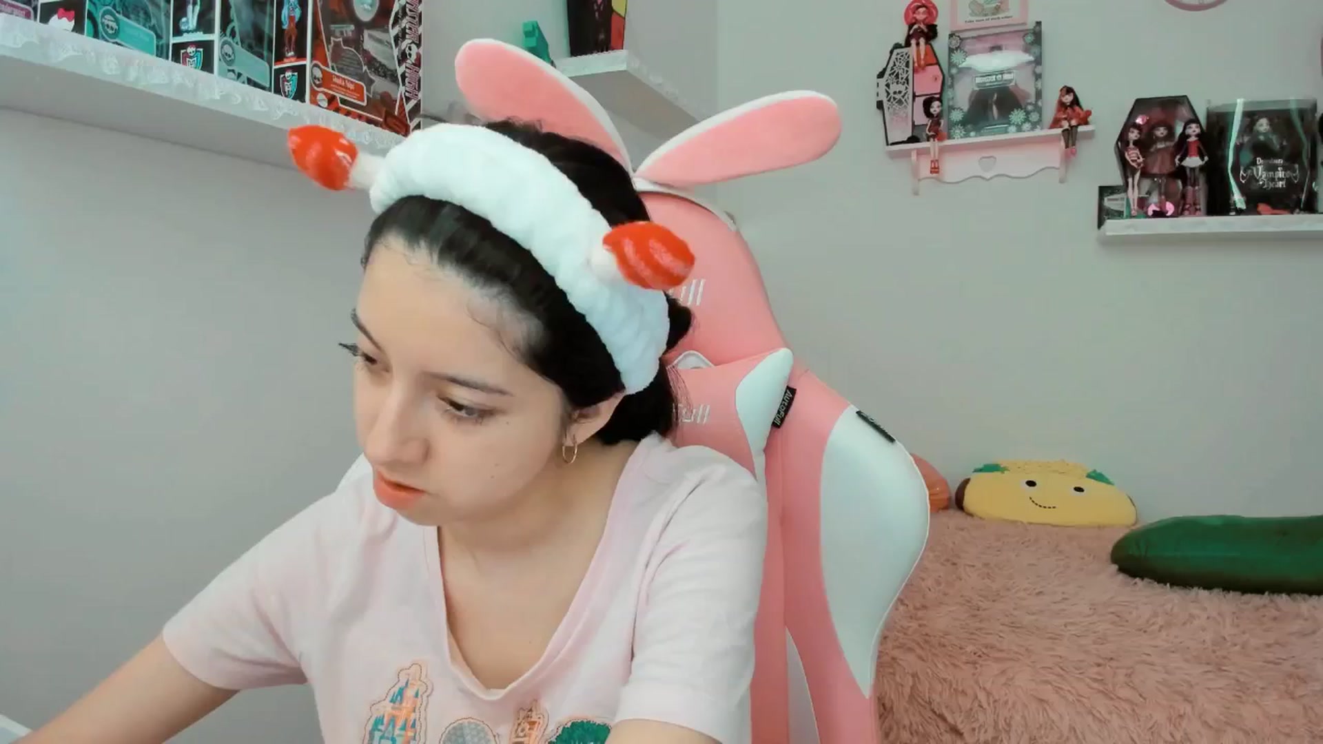 Gallery image thumbnail from Cherrycute666's myfreecams stream on, 01/10/2025, 19:20 image 15 of 20