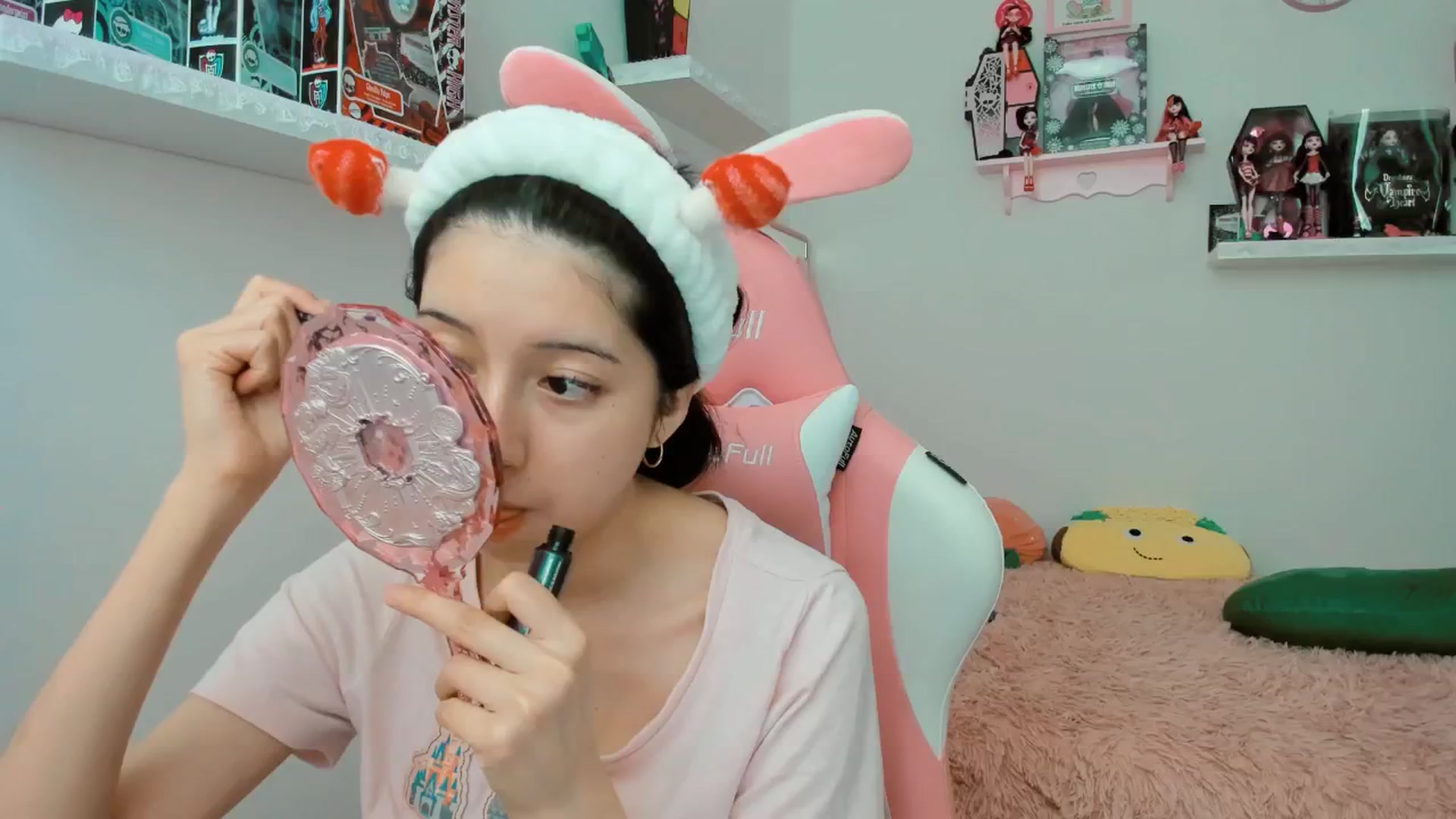 Gallery image thumbnail from Cherrycute666's myfreecams stream on, 01/10/2025, 19:20 image 13 of 20