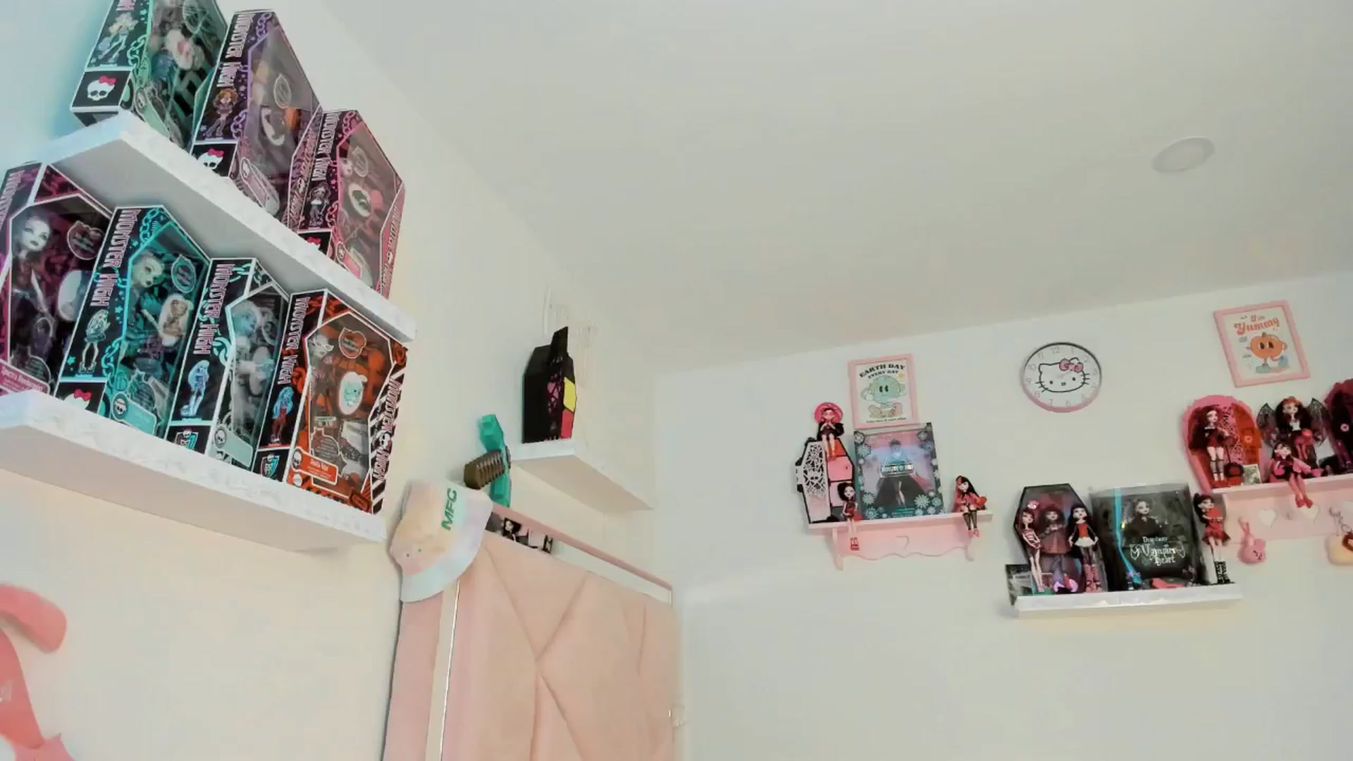Gallery image thumbnail from Cherrycute666's myfreecams stream on, 01/11/2025, 23:00 image 3 of 20