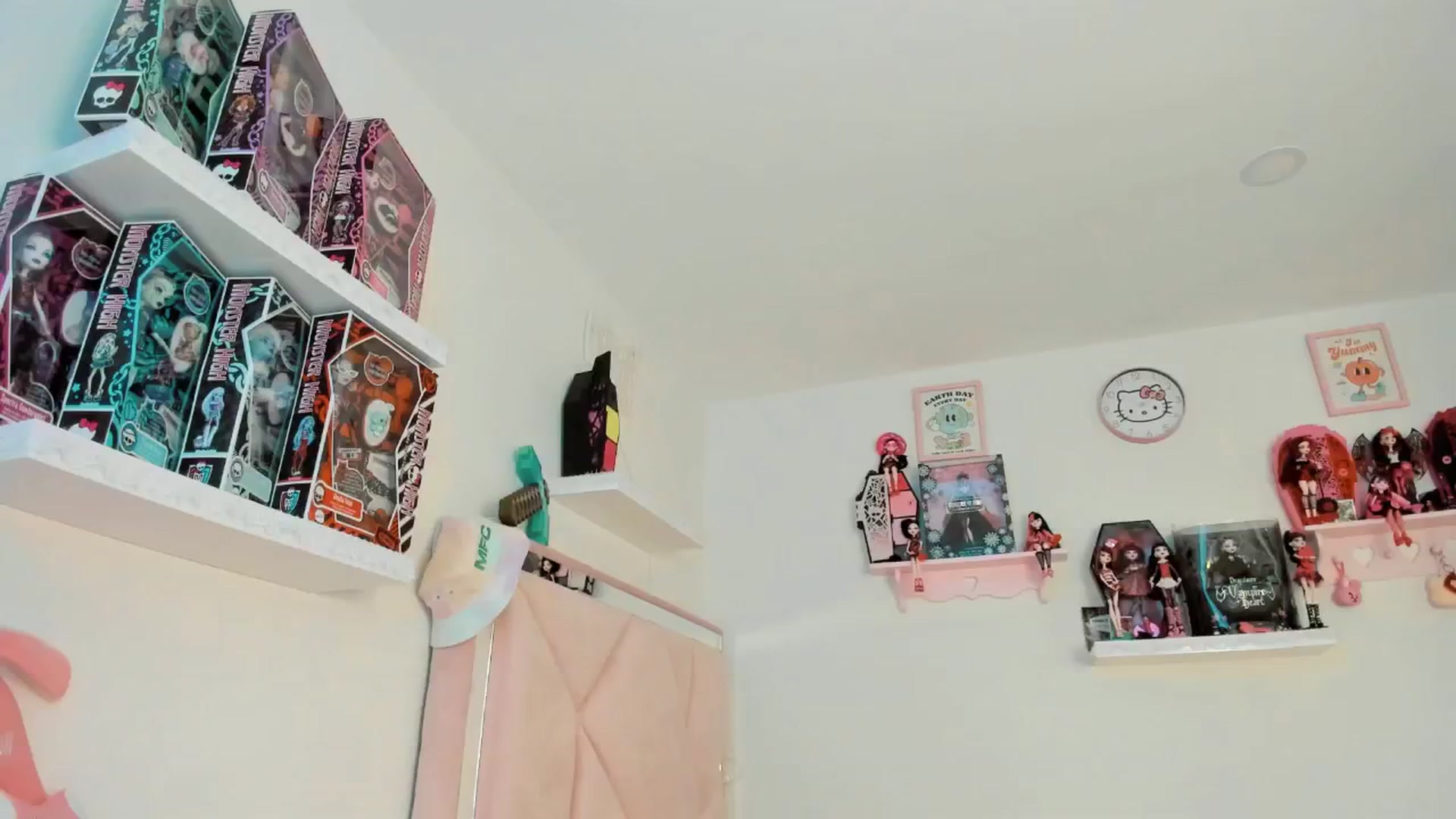 Gallery image thumbnail from Cherrycute666's myfreecams stream on, 01/11/2025, 23:00 image 4 of 20