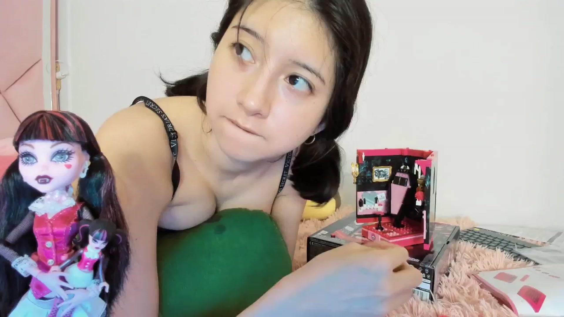 Gallery image thumbnail from Cherrycute666's myfreecams stream on, 01/12/2025, 08:01 image 17 of 20