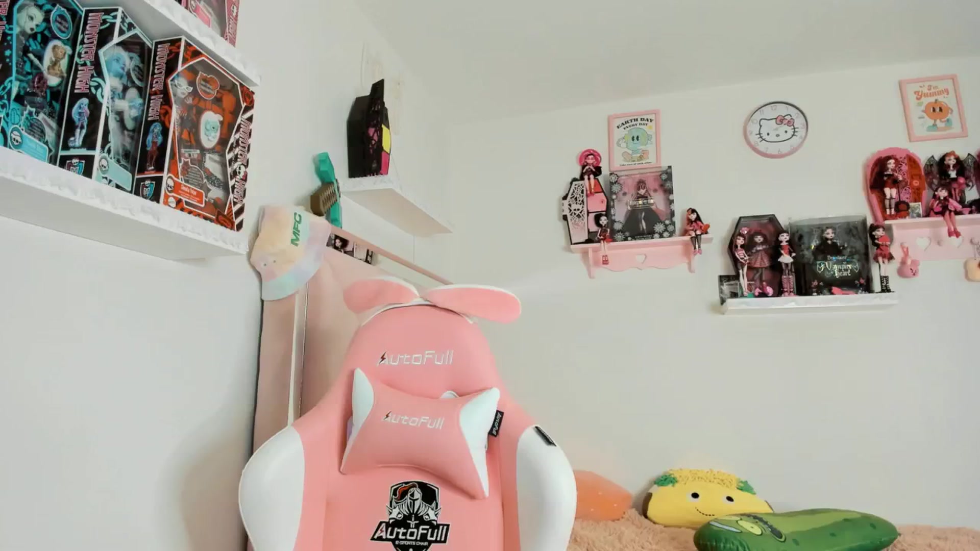 Gallery image thumbnail from Cherrycute666's myfreecams stream on, 01/12/2025, 11:55 image 14 of 20