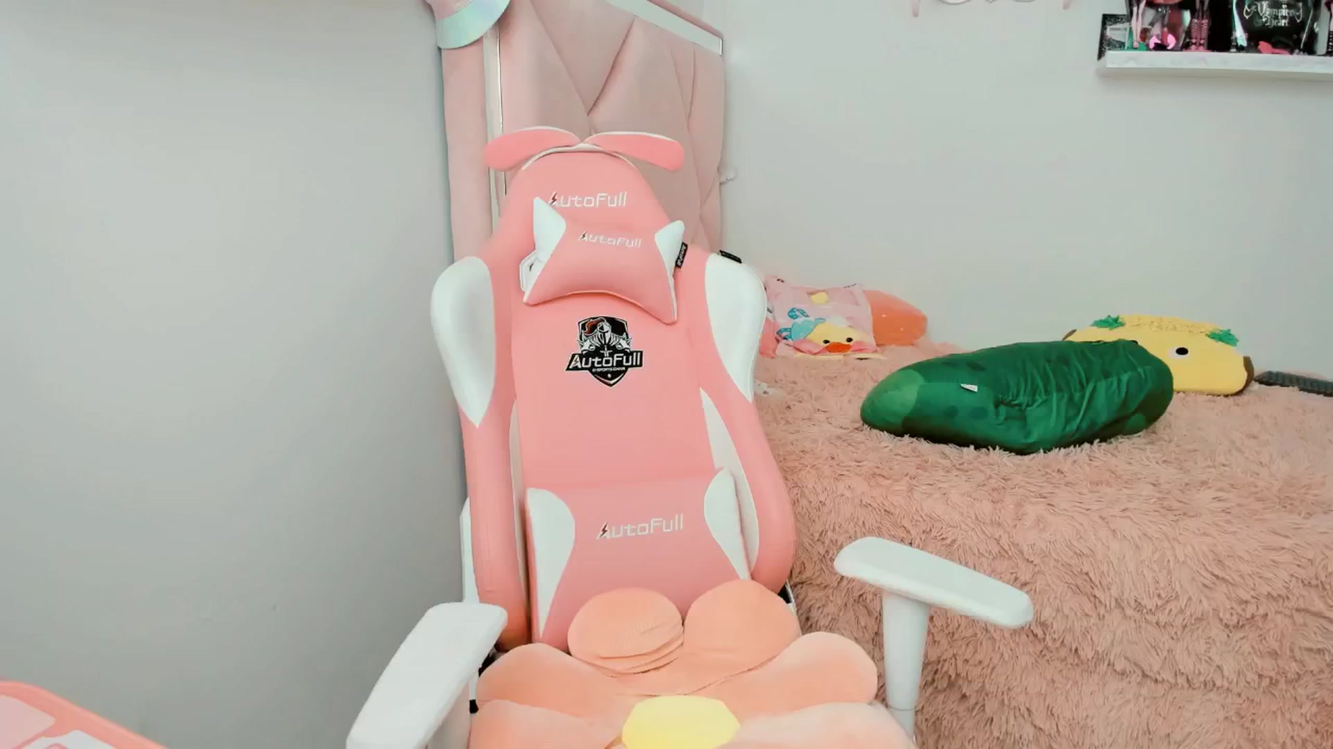 Gallery image thumbnail from Cherrycute666's myfreecams stream on, 01/13/2025, 22:32 image 15 of 20