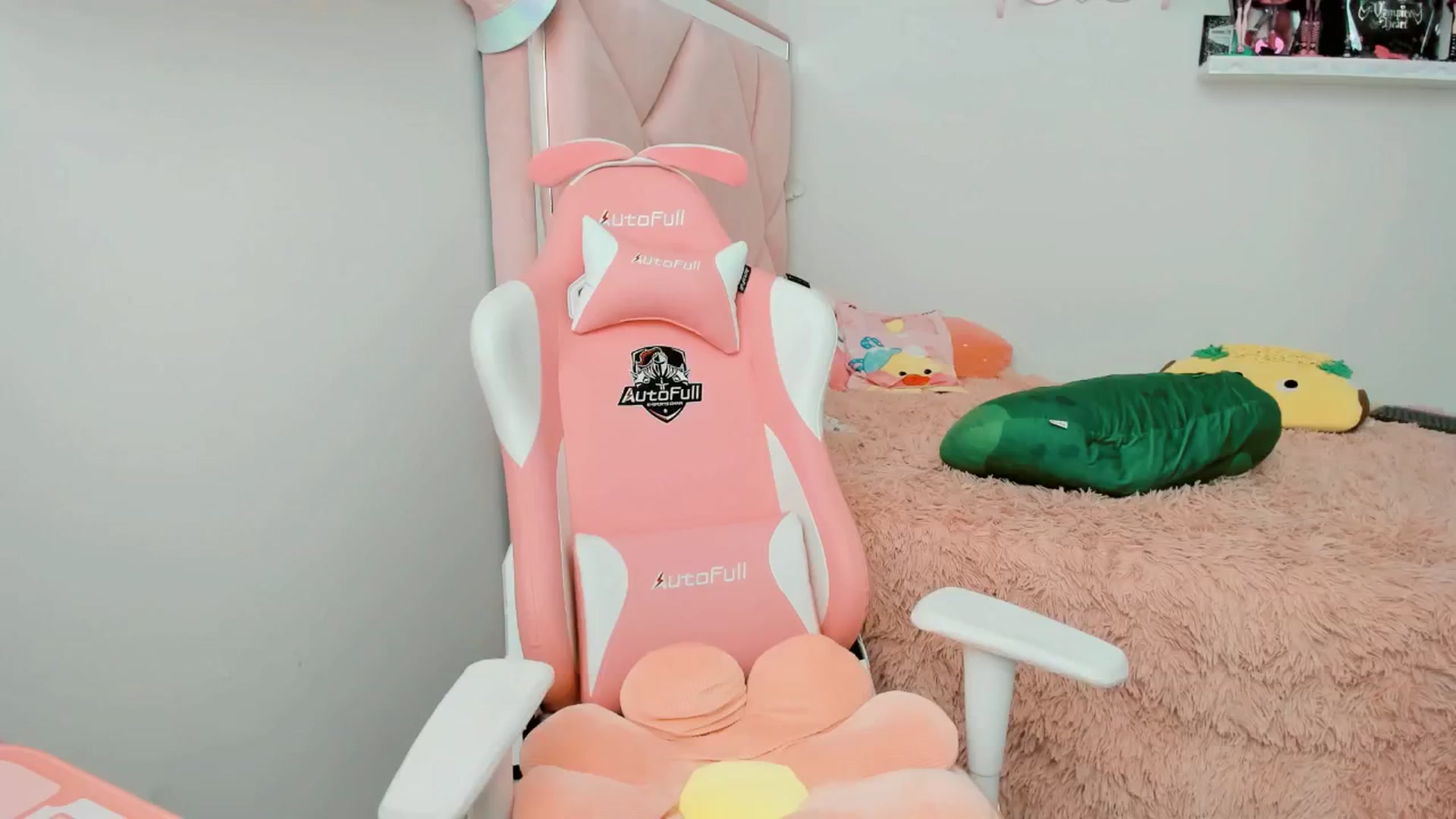 Gallery image thumbnail from Cherrycute666's myfreecams stream on, 01/13/2025, 22:32 image 14 of 20