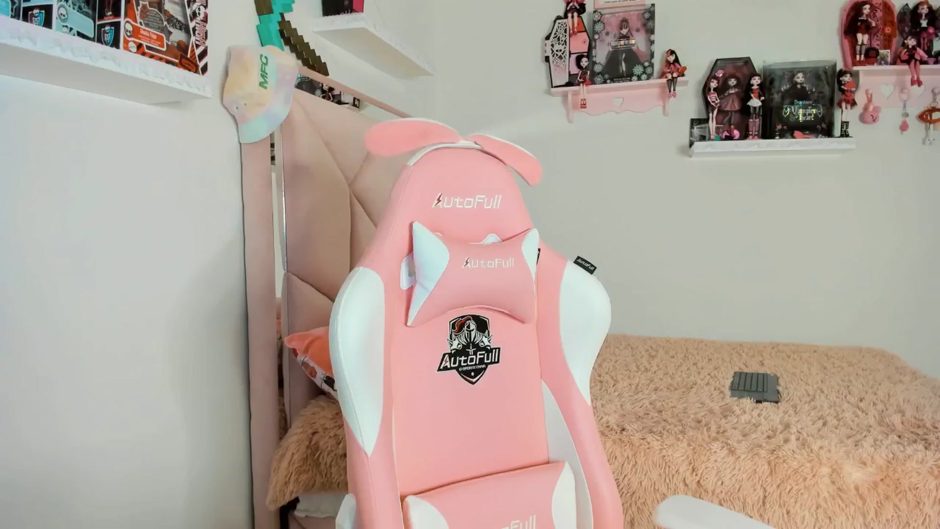 Gallery image thumbnail from Cherrycute666's myfreecams stream on, 01/14/2025, 07:07 image 15 of 20
