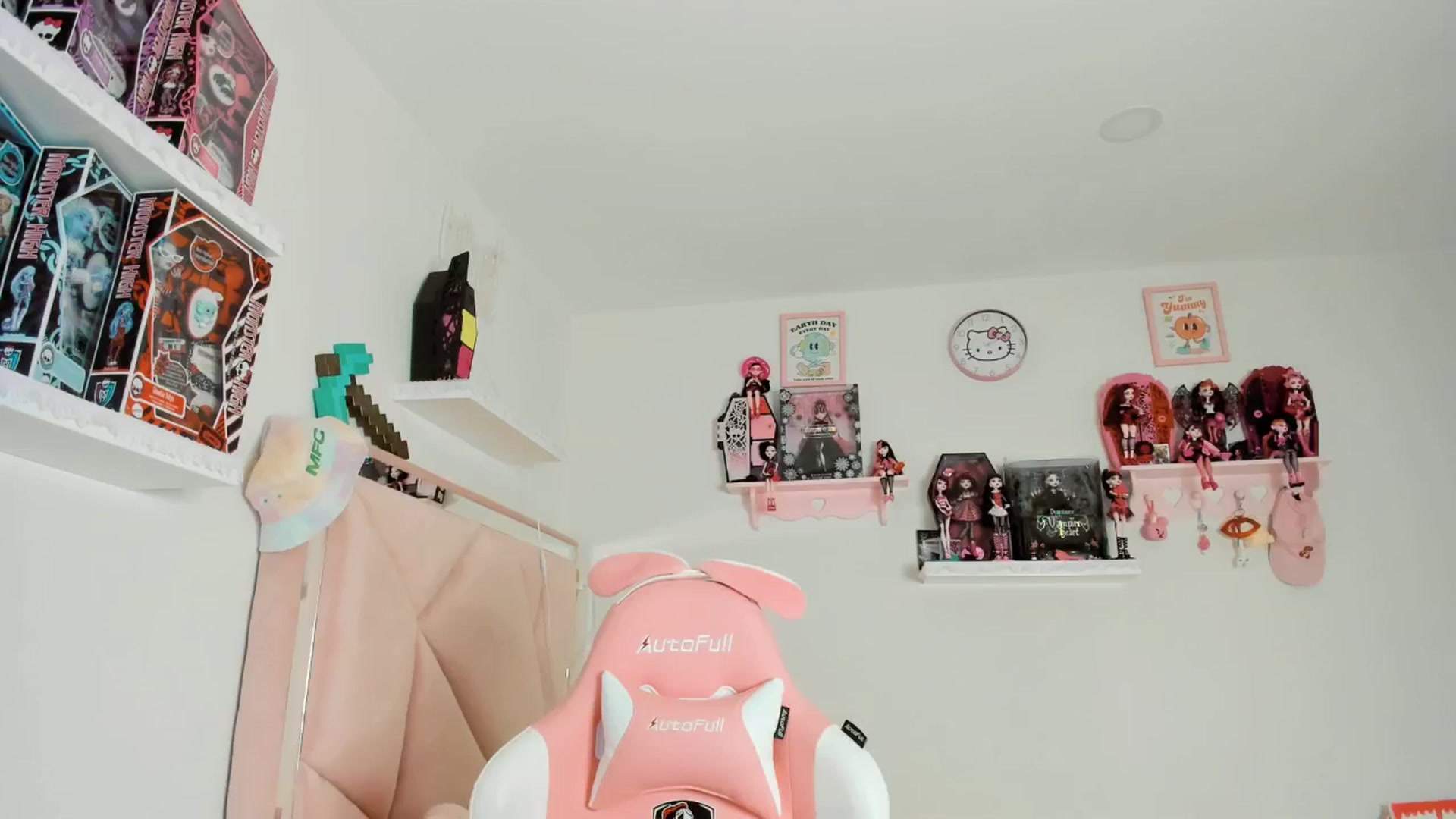 Gallery image thumbnail from Cherrycute666's myfreecams stream on, 01/14/2025, 07:07 image 14 of 20