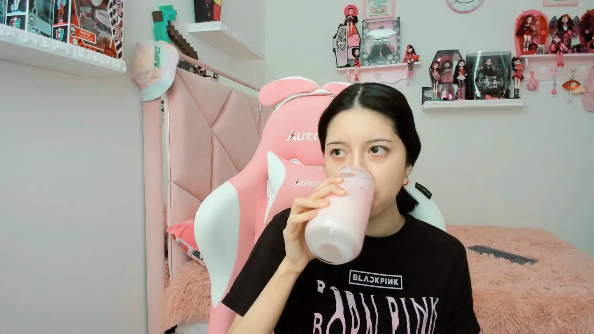 Gallery image thumbnail from Cherrycute666's myfreecams stream on, 01/14/2025, 19:10 image 2 of 20