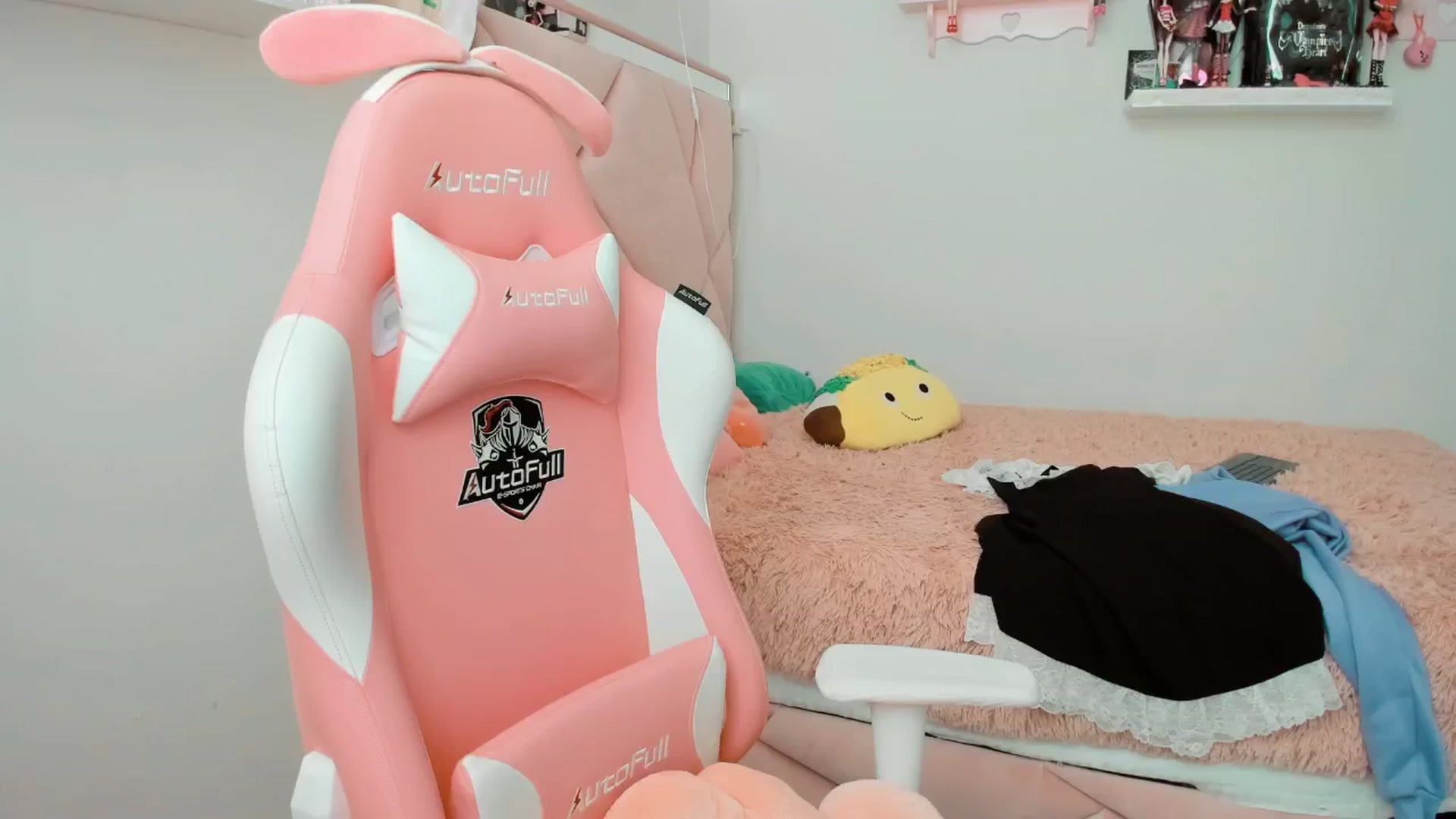 Gallery image thumbnail from Cherrycute666's myfreecams stream on, 01/15/2025, 23:07 image 17 of 20