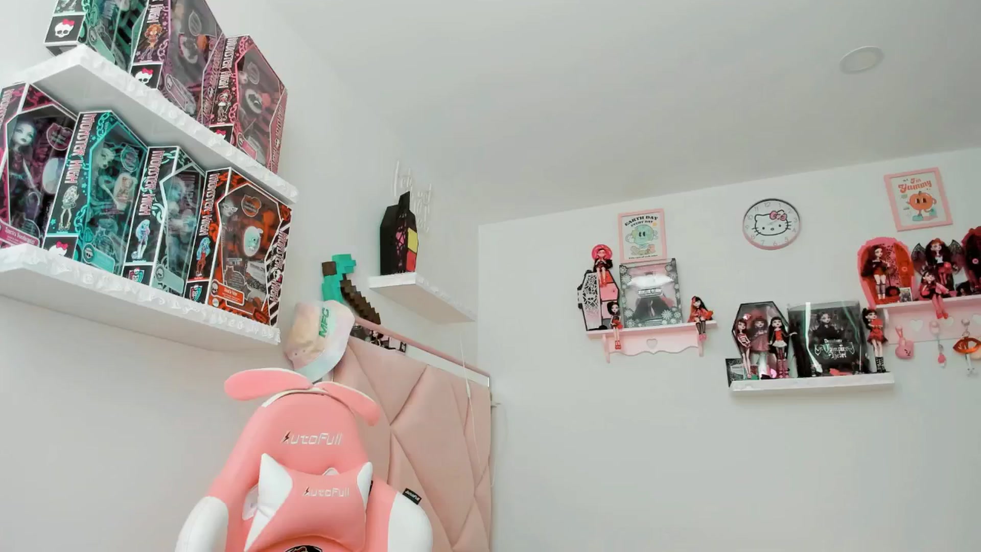 Gallery image thumbnail from Cherrycute666's myfreecams stream on, 01/15/2025, 23:07 image 18 of 20