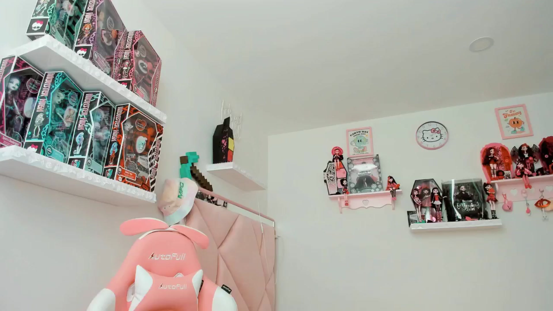 Gallery image thumbnail from Cherrycute666's myfreecams stream on, 01/15/2025, 23:07 image 12 of 20