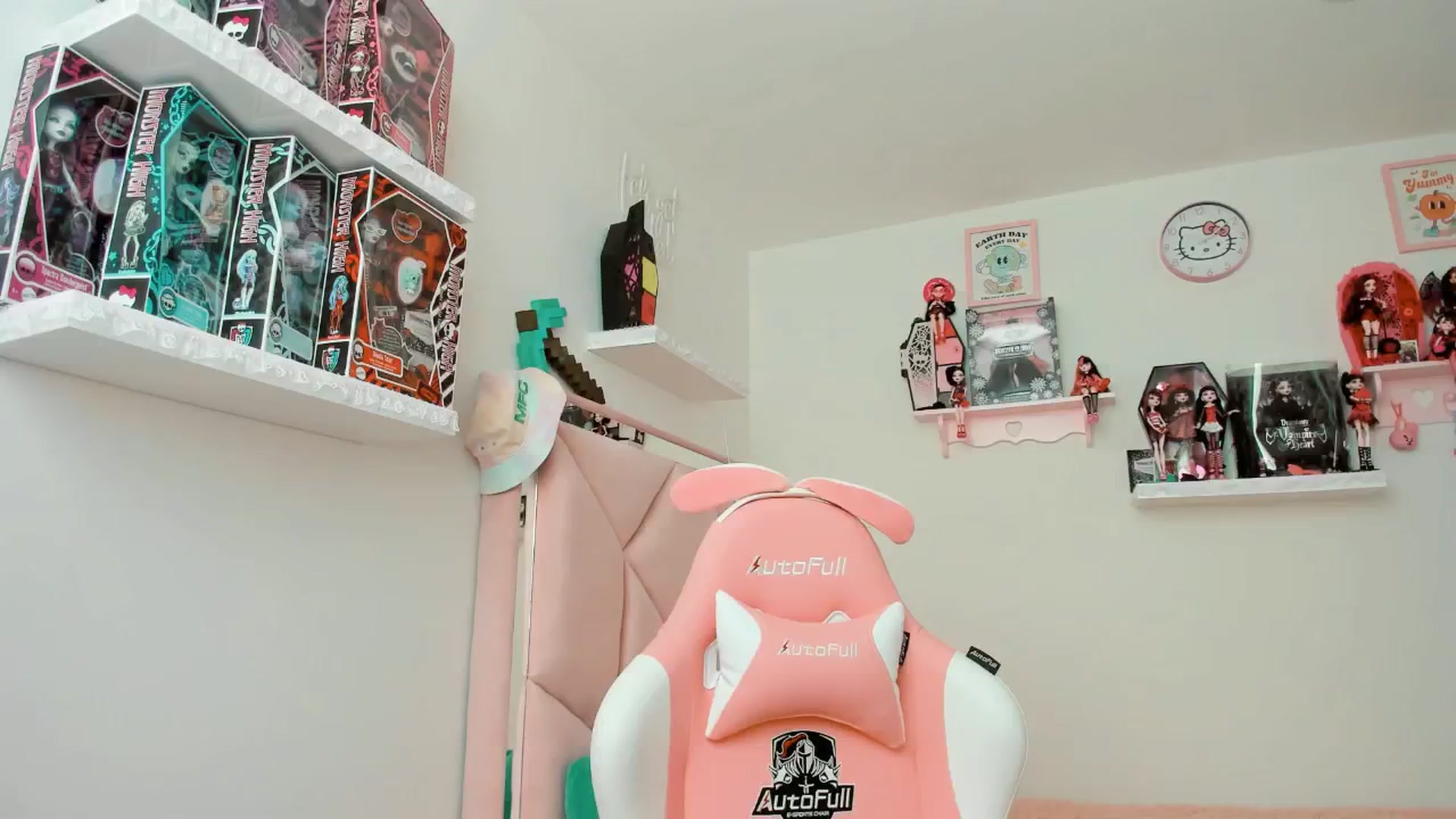 Gallery image thumbnail from Cherrycute666's myfreecams stream on, 01/16/2025, 22:14 image 2 of 20