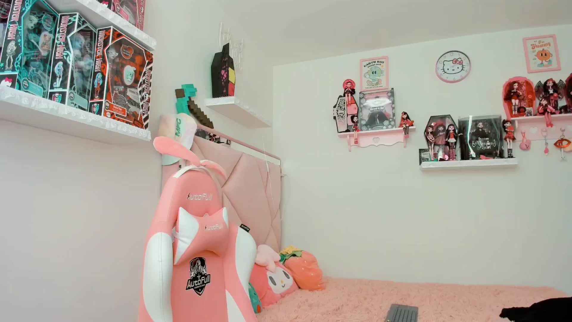 Gallery image thumbnail from Cherrycute666's myfreecams stream on, 01/16/2025, 22:14 image 15 of 20