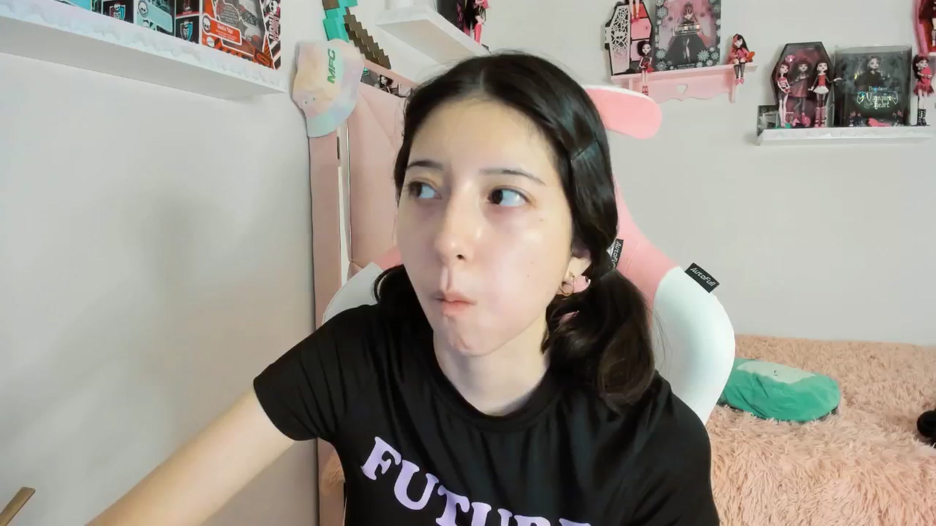 Gallery image thumbnail from Cherrycute666's myfreecams stream on, 01/17/2025, 07:01 image 17 of 20