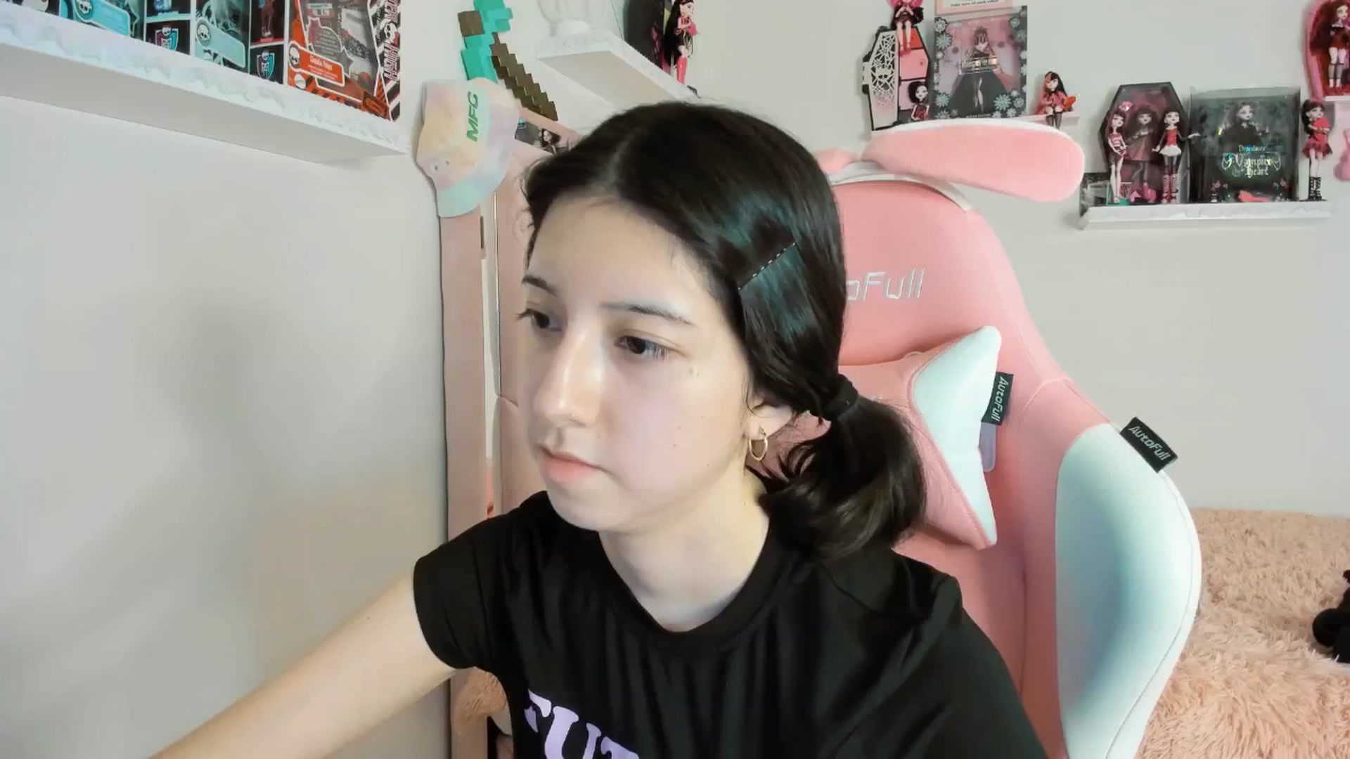Gallery image thumbnail from Cherrycute666's myfreecams stream on, 01/17/2025, 07:01 image 16 of 20