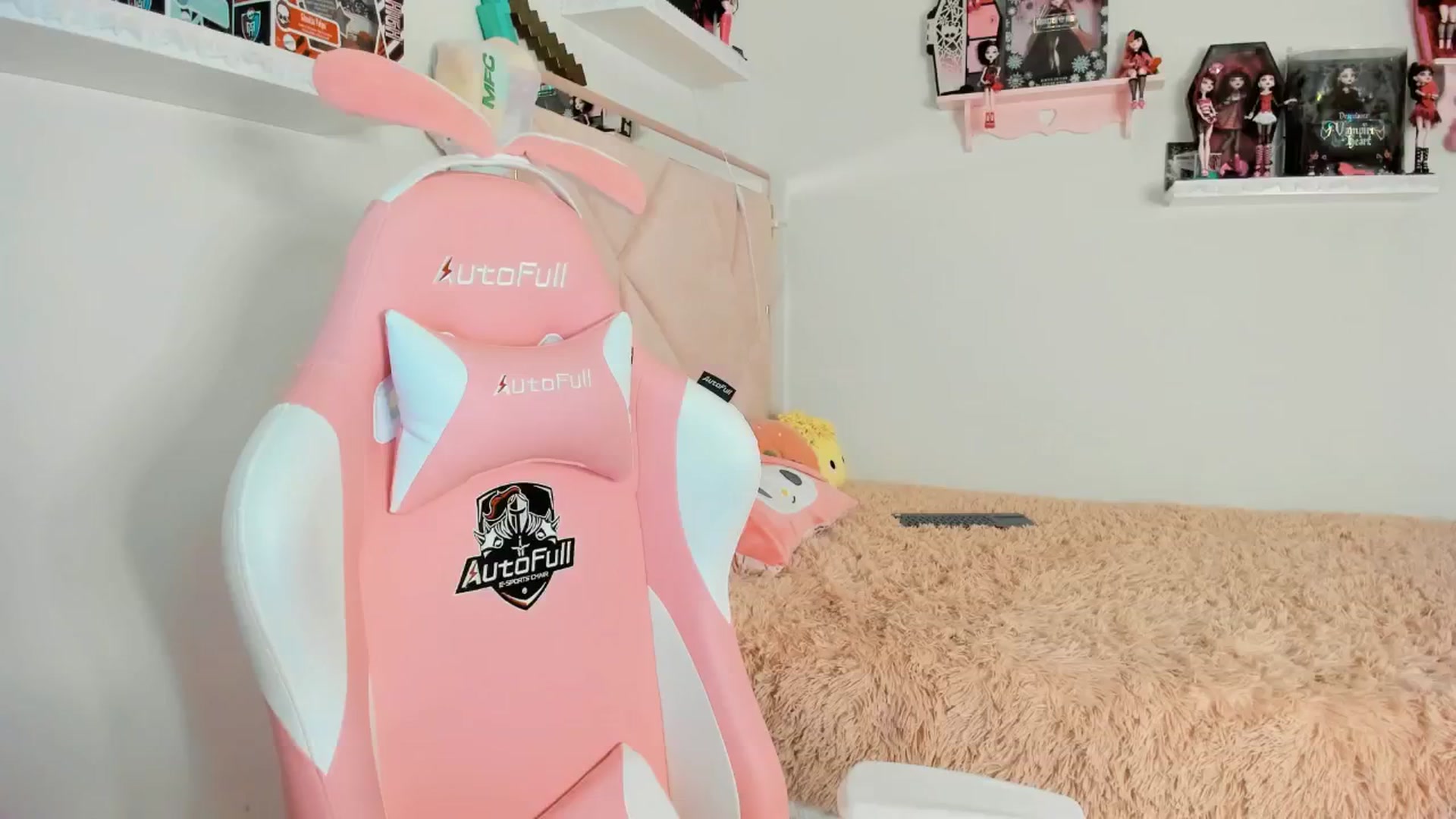 Gallery image thumbnail from Cherrycute666's myfreecams stream on, 01/17/2025, 07:01 image 2 of 20