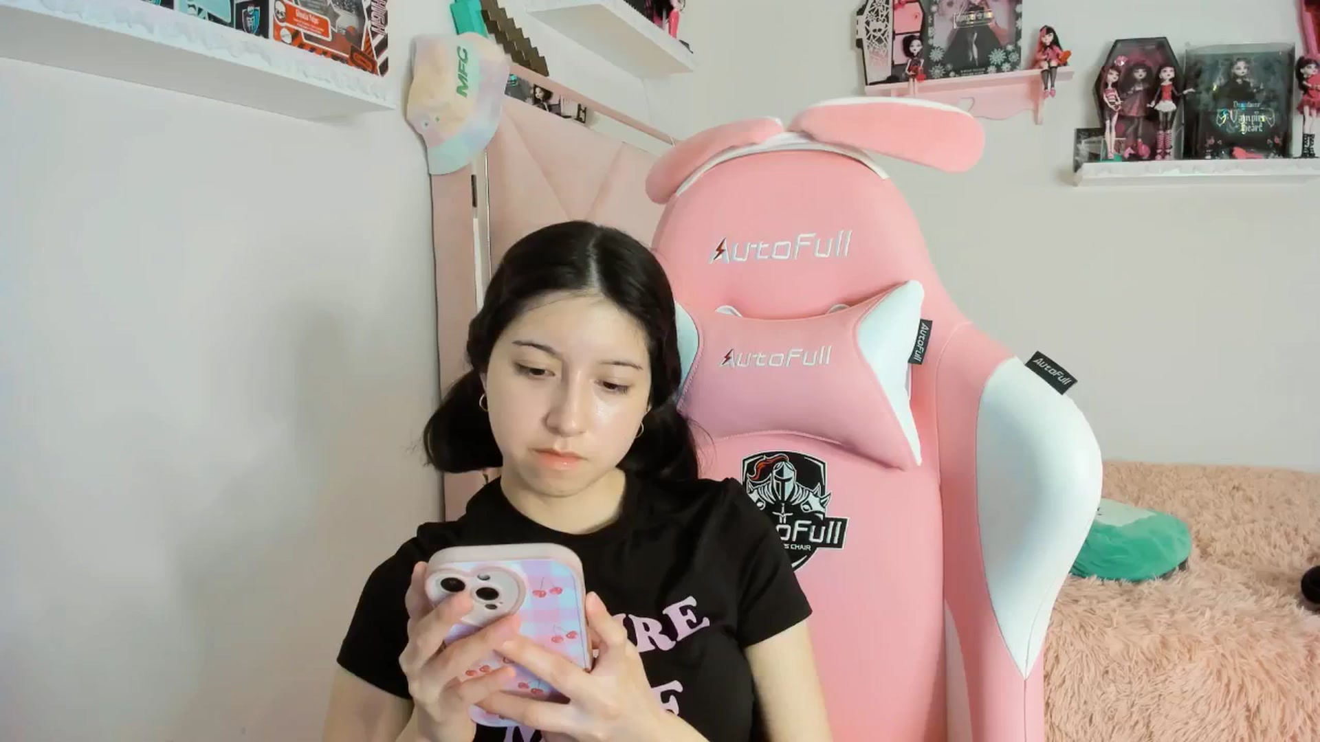 Gallery image thumbnail from Cherrycute666's myfreecams stream on, 01/17/2025, 07:01 image 19 of 20